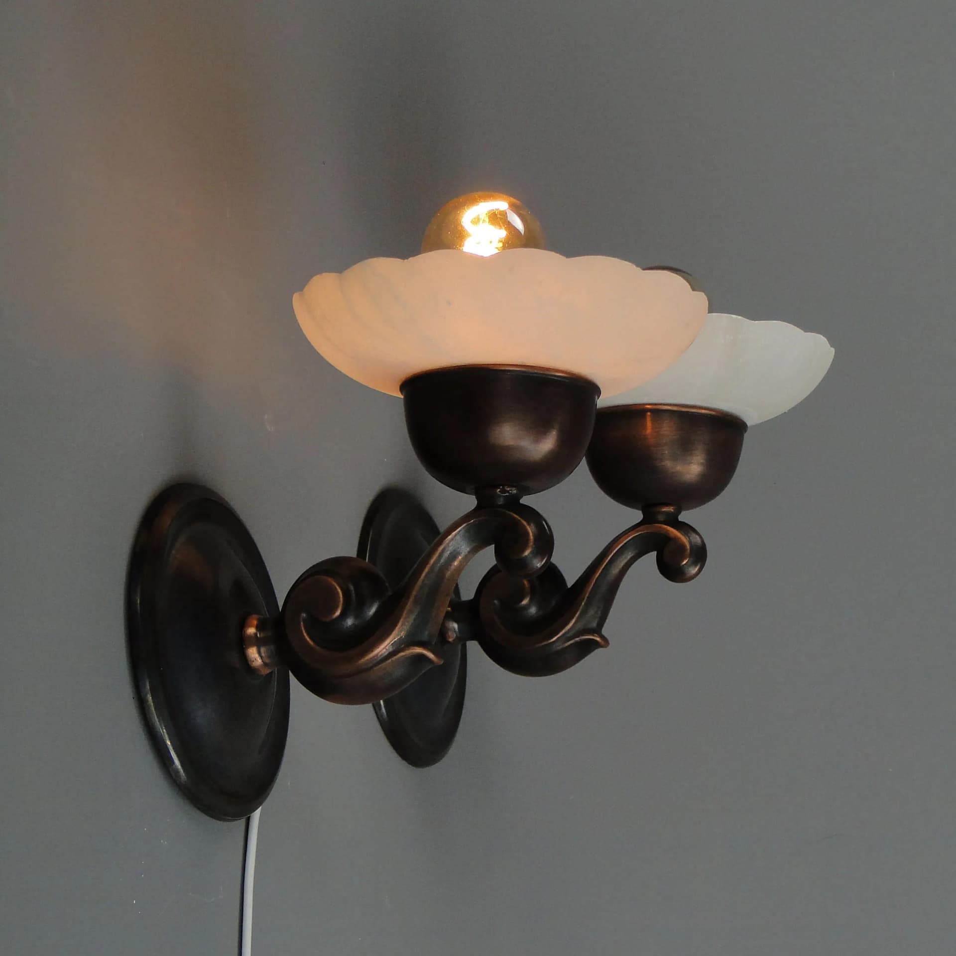 Mosiężno-alabastrowa para kinkietów art déco, Polska, lata 20. - 13328