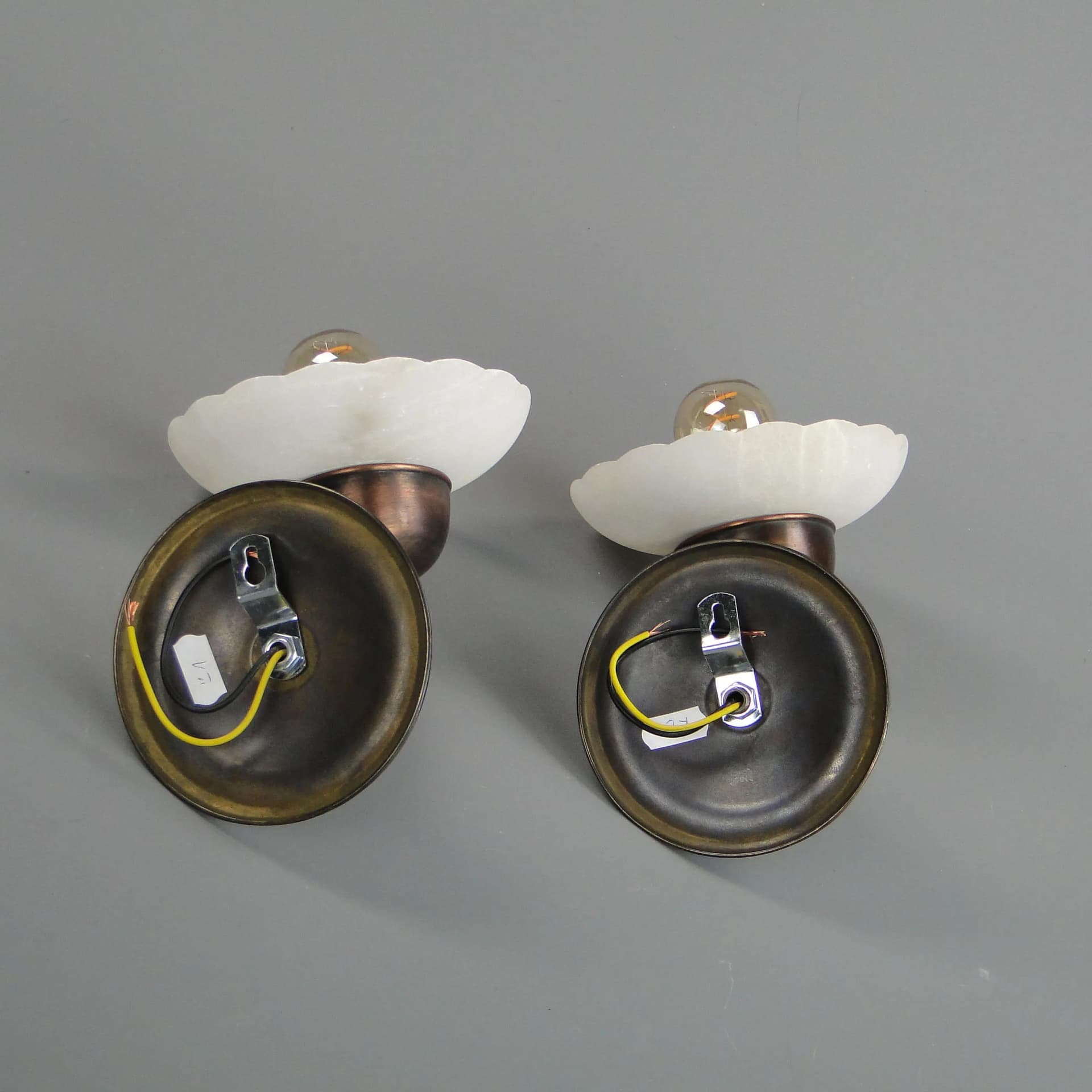 Mosiężno-alabastrowa para kinkietów art déco, Polska, lata 20. - 13326