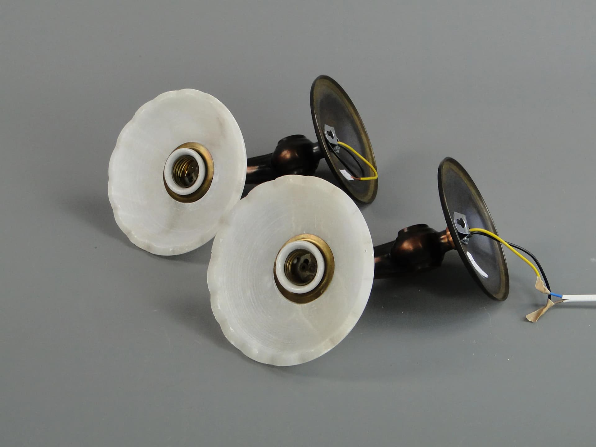 Mosiężno-alabastrowa para kinkietów art déco, Polska, lata 20. - 13329