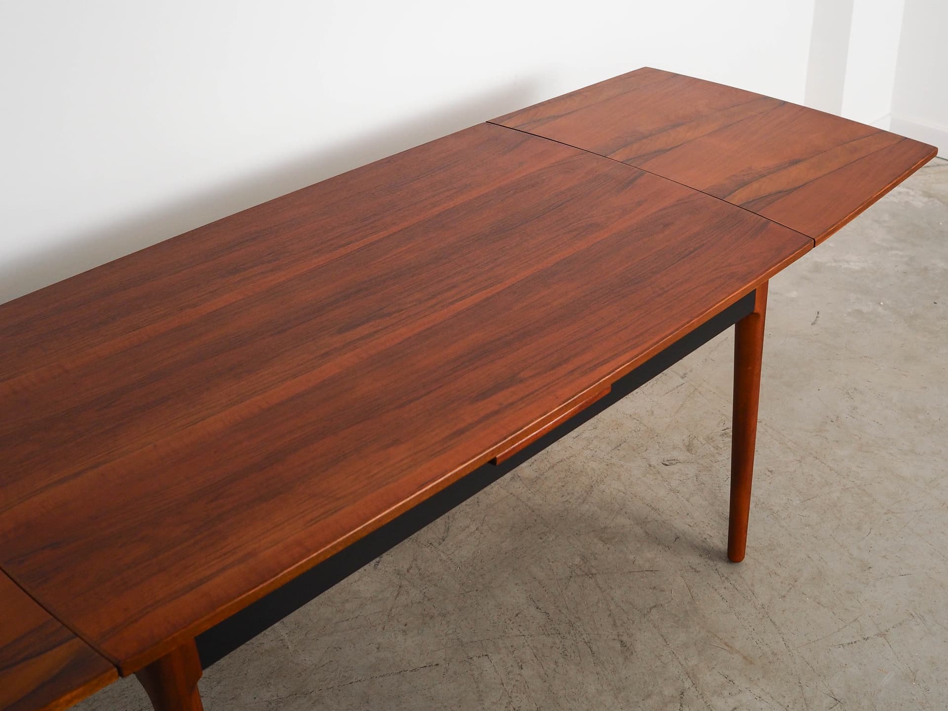Table, brown walnut, Denmark, 1970s. - 192068