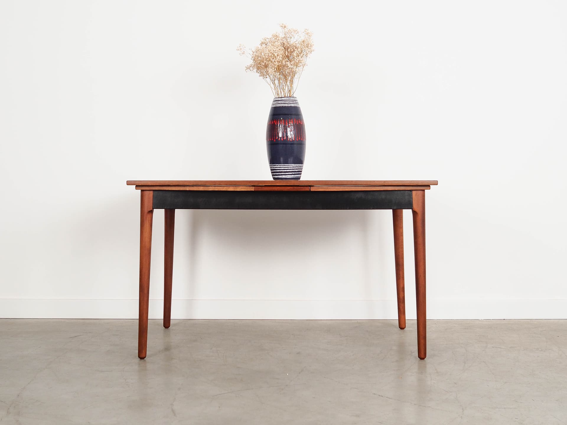Table, brown walnut, Denmark, 1970s. - 192059