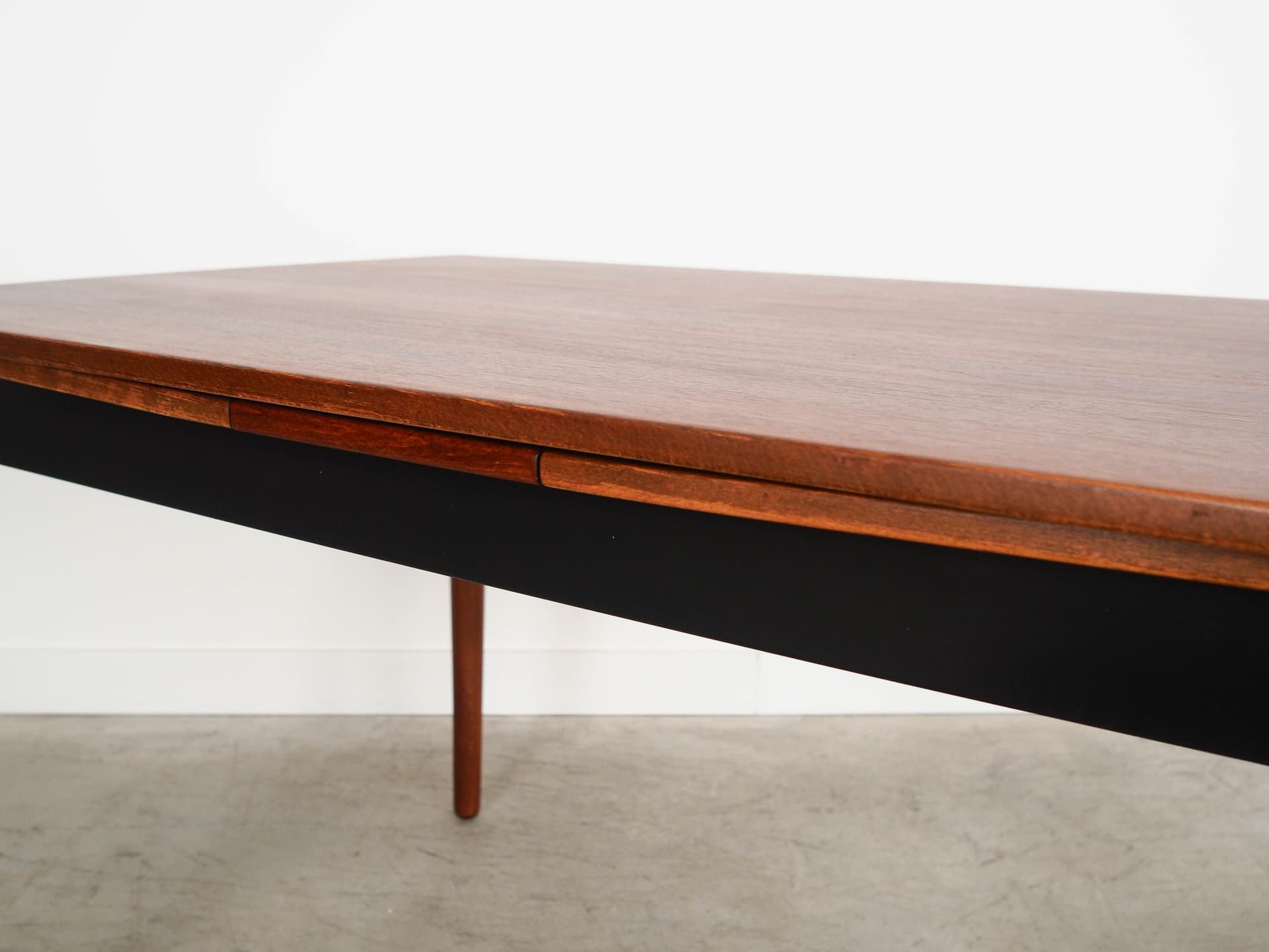 Table, brown walnut, Denmark, 1970s. - 192063