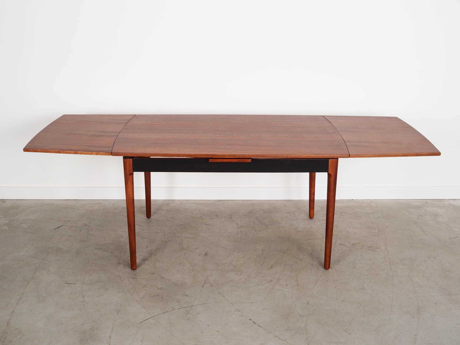 Table, brown walnut, Denmark, 1970s. - 192067