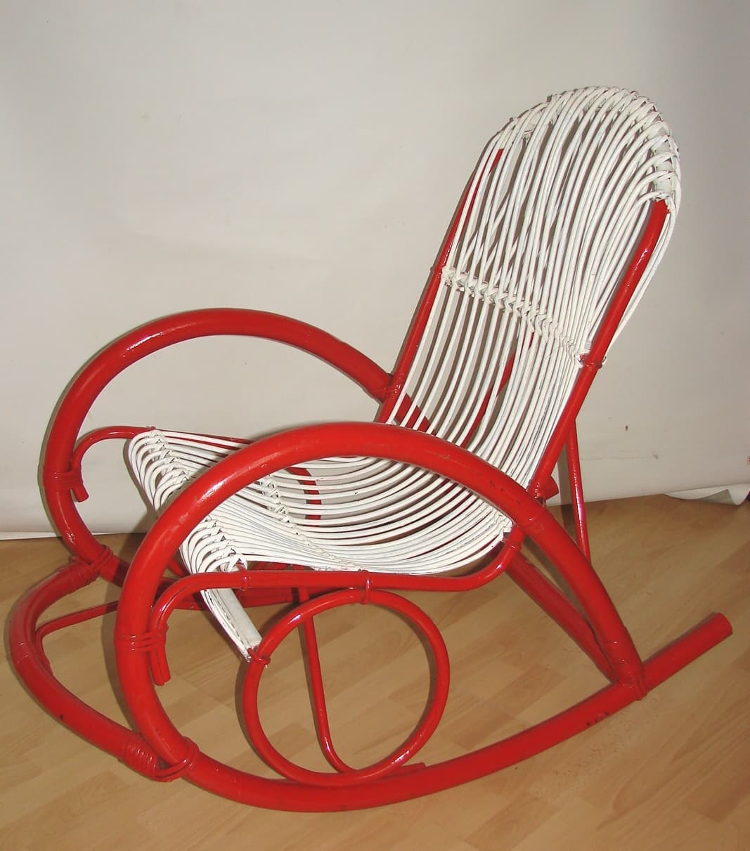 Rocking chair, red, white rattan, Rohé Noordwolde, Netherlands, 1970s. - 192182