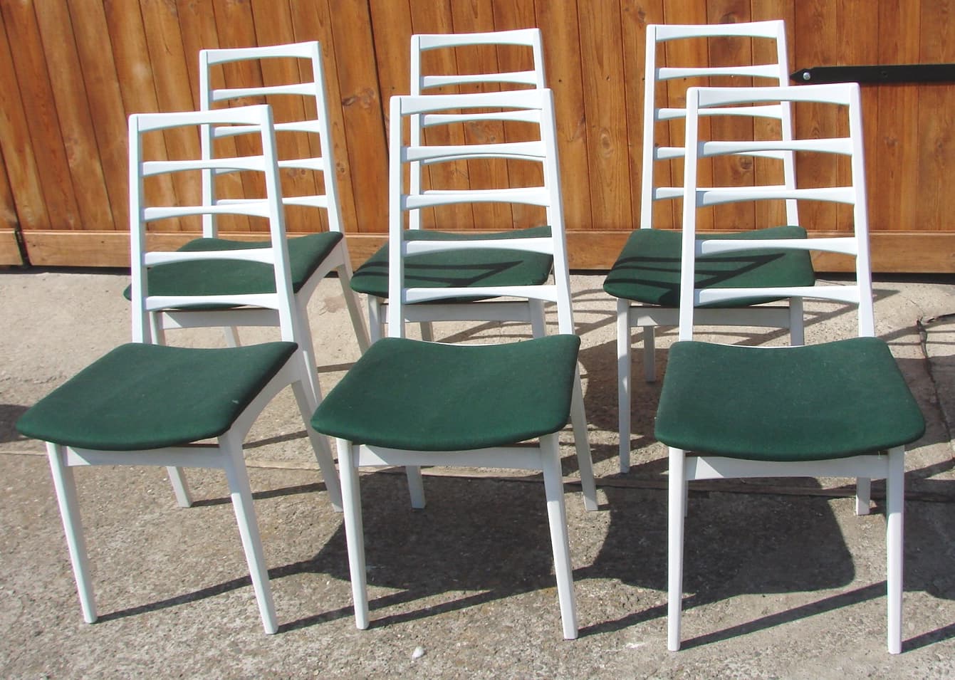 Komplet sześciu krzeseł, drewno białe, tkanina zielona, lata 70. - 192199
