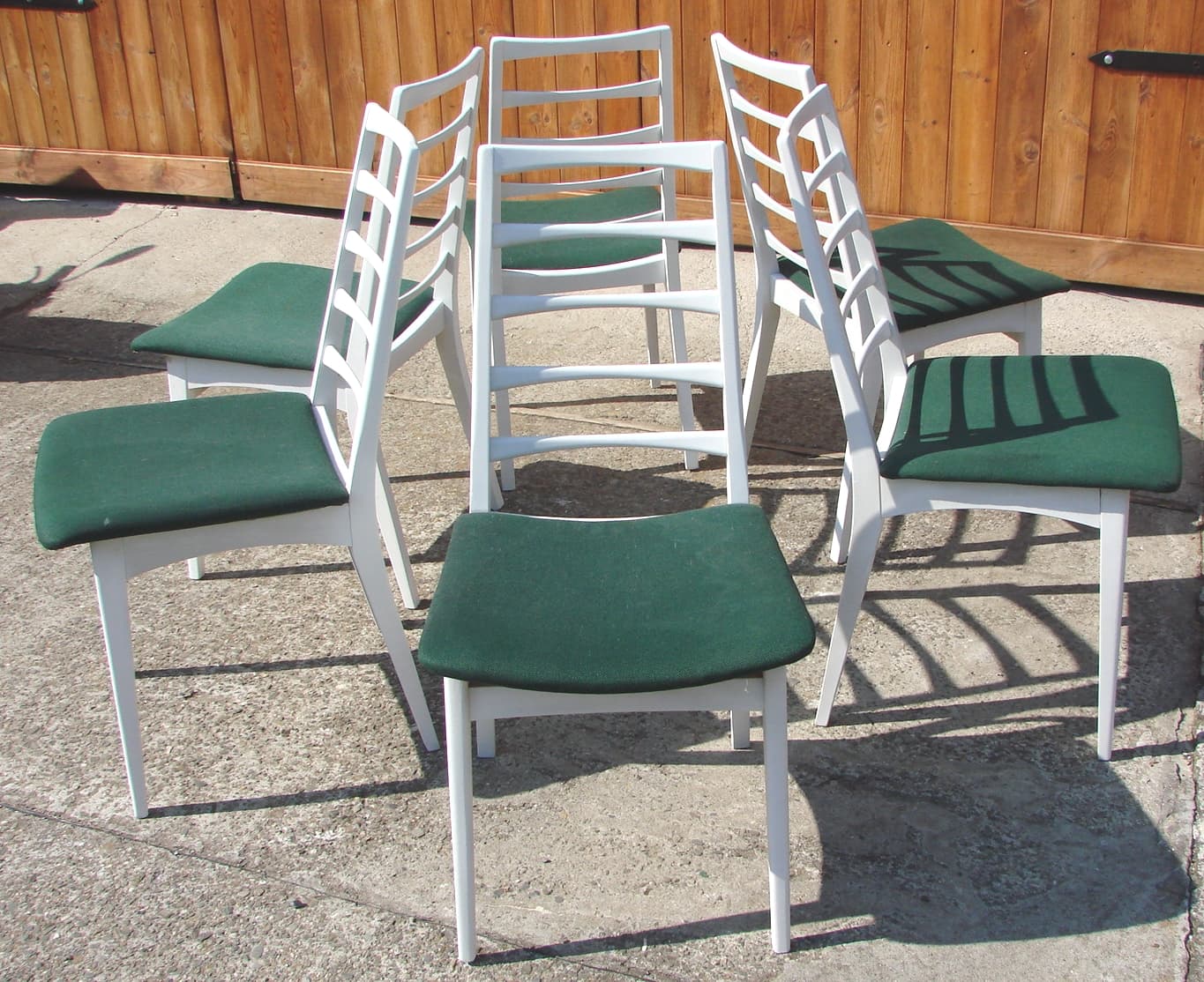 Komplet sześciu krzeseł, drewno białe, tkanina zielona, lata 70. - 192211