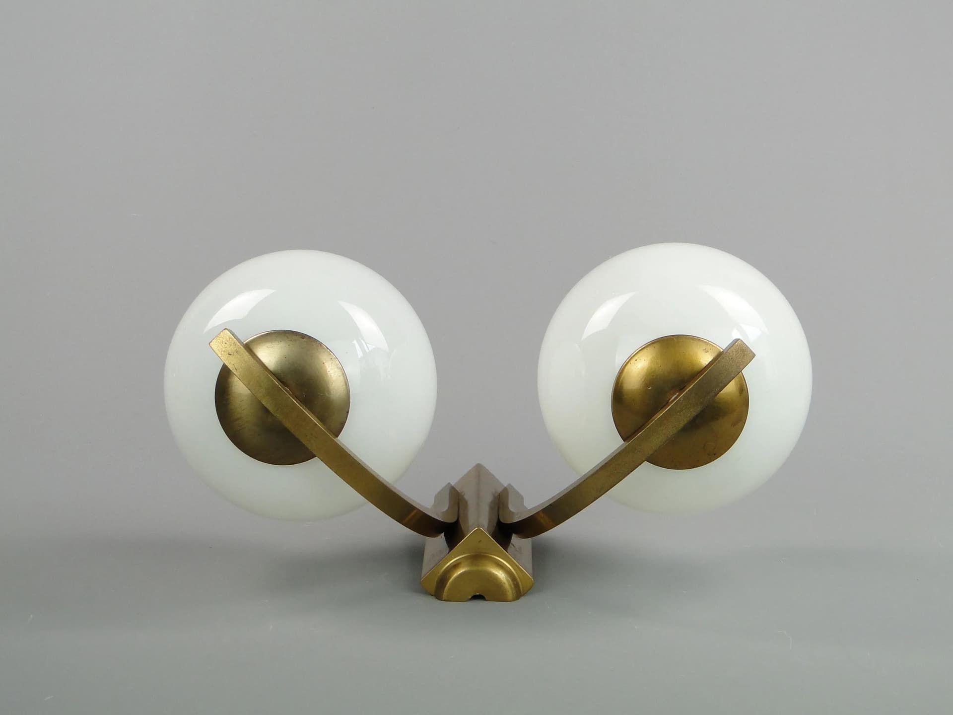 Para kinkietów dwuramiennych, mosiądz złoty, szkło białe, Niemcy, lata 60. - 13296
