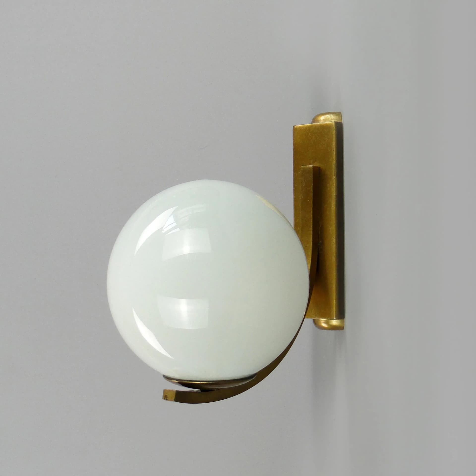 Para kinkietów dwuramiennych, mosiądz złoty, szkło białe, Niemcy, lata 60. - 13295