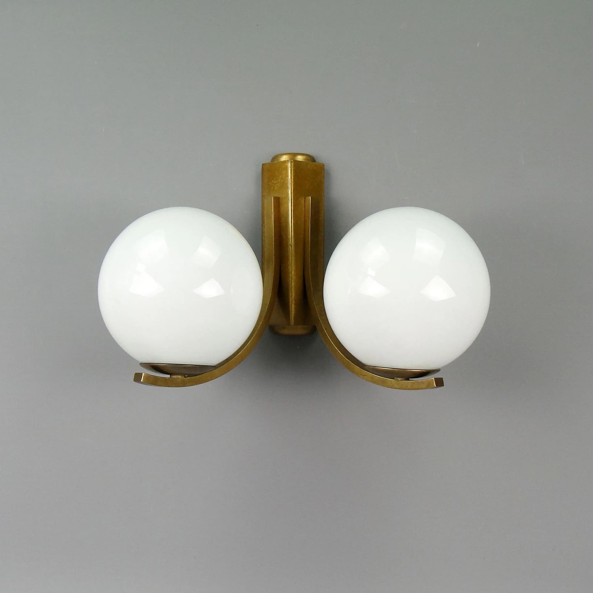 Para kinkietów dwuramiennych, mosiądz złoty, szkło białe, Niemcy, lata 60. - 13292