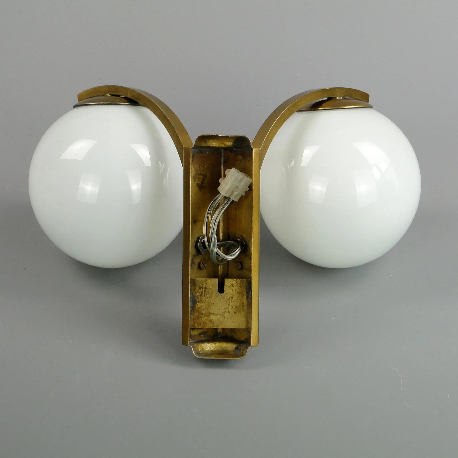 Para kinkietów dwuramiennych, mosiądz złoty, szkło białe, Niemcy, lata 60. - 13300