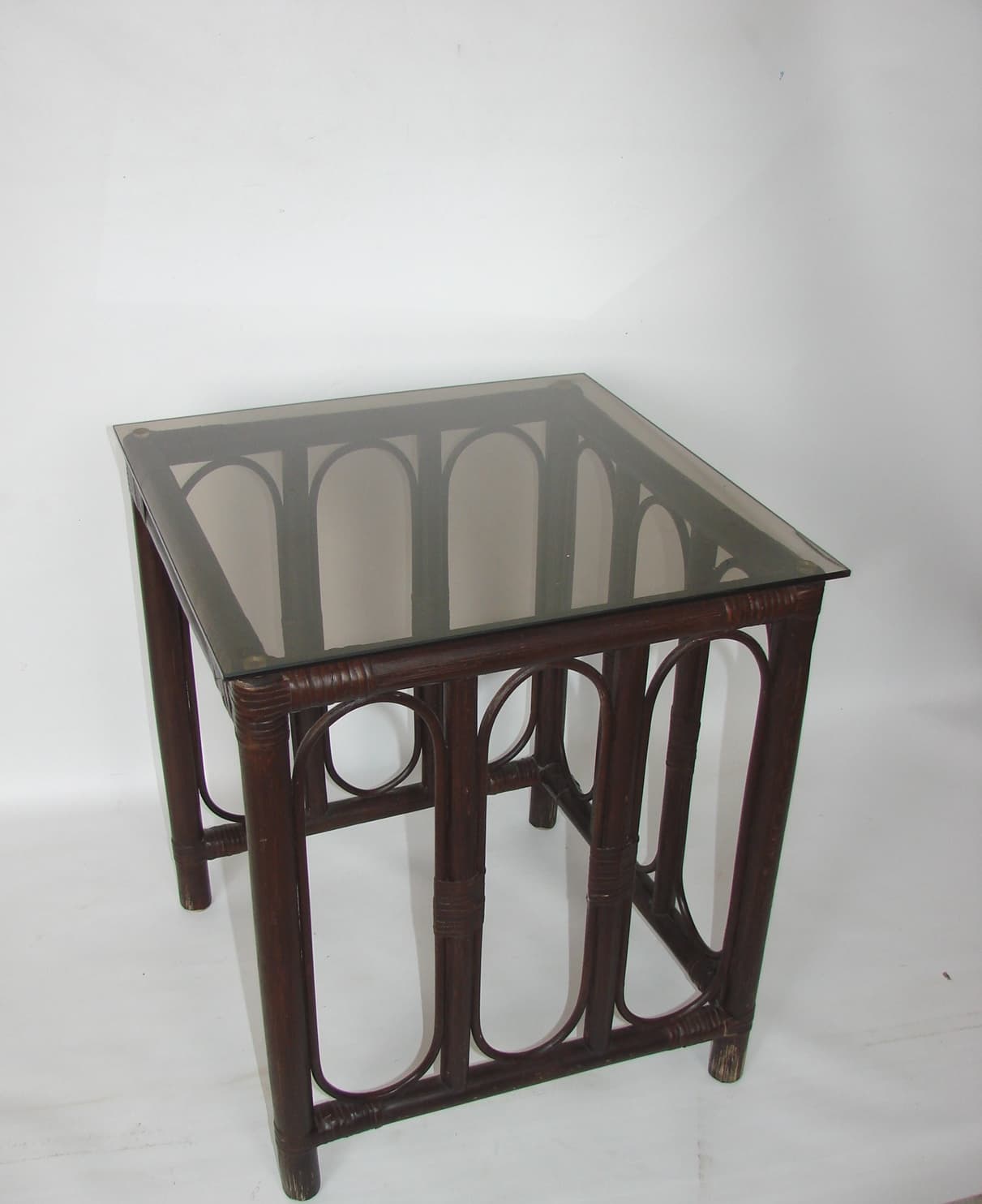 Stolik pomocniczy, rattan brązowy ciemny, szkło przyciemniane, lata 70. - 192383