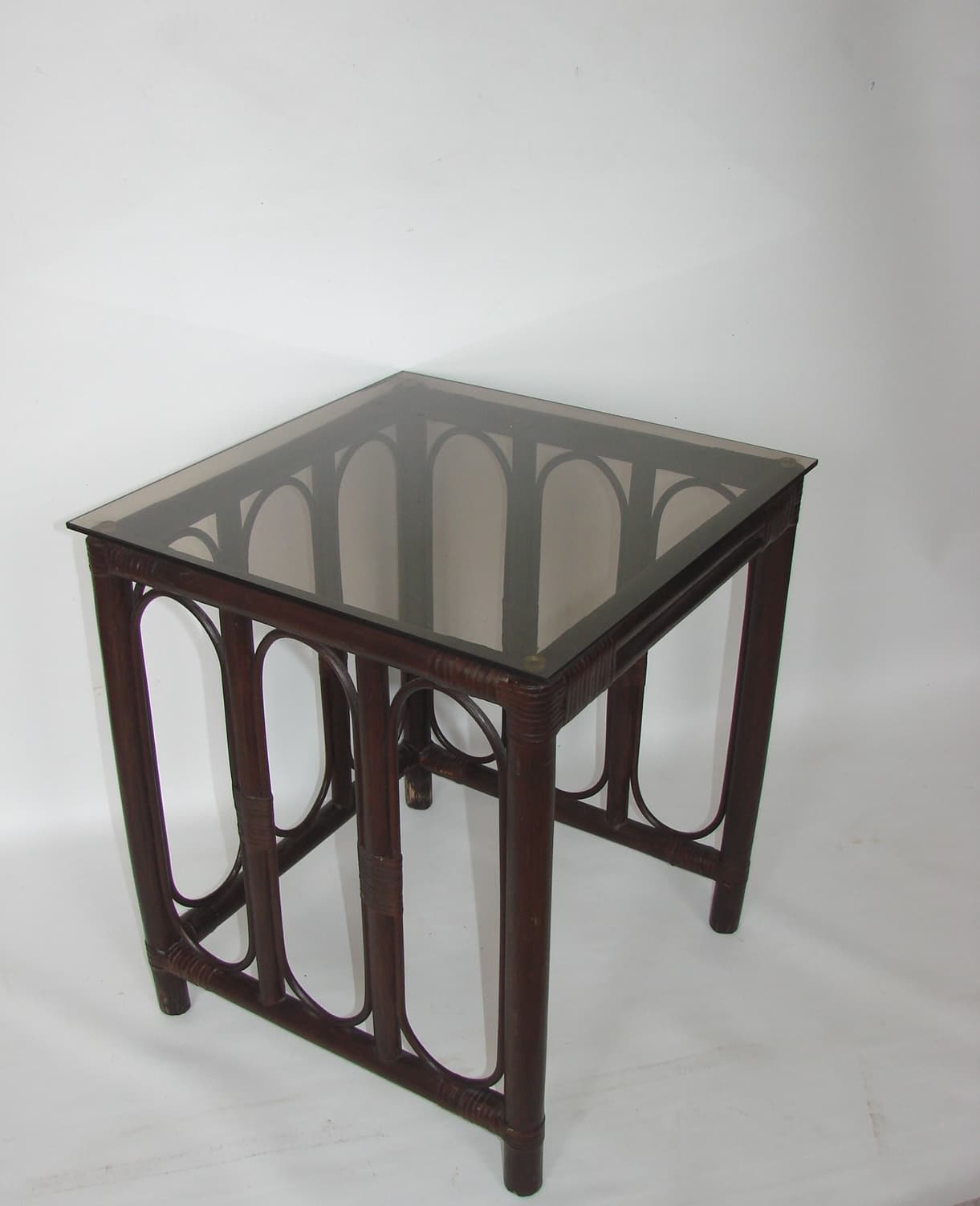 Stolik pomocniczy, rattan brązowy ciemny, szkło przyciemniane, lata 70. - 192382