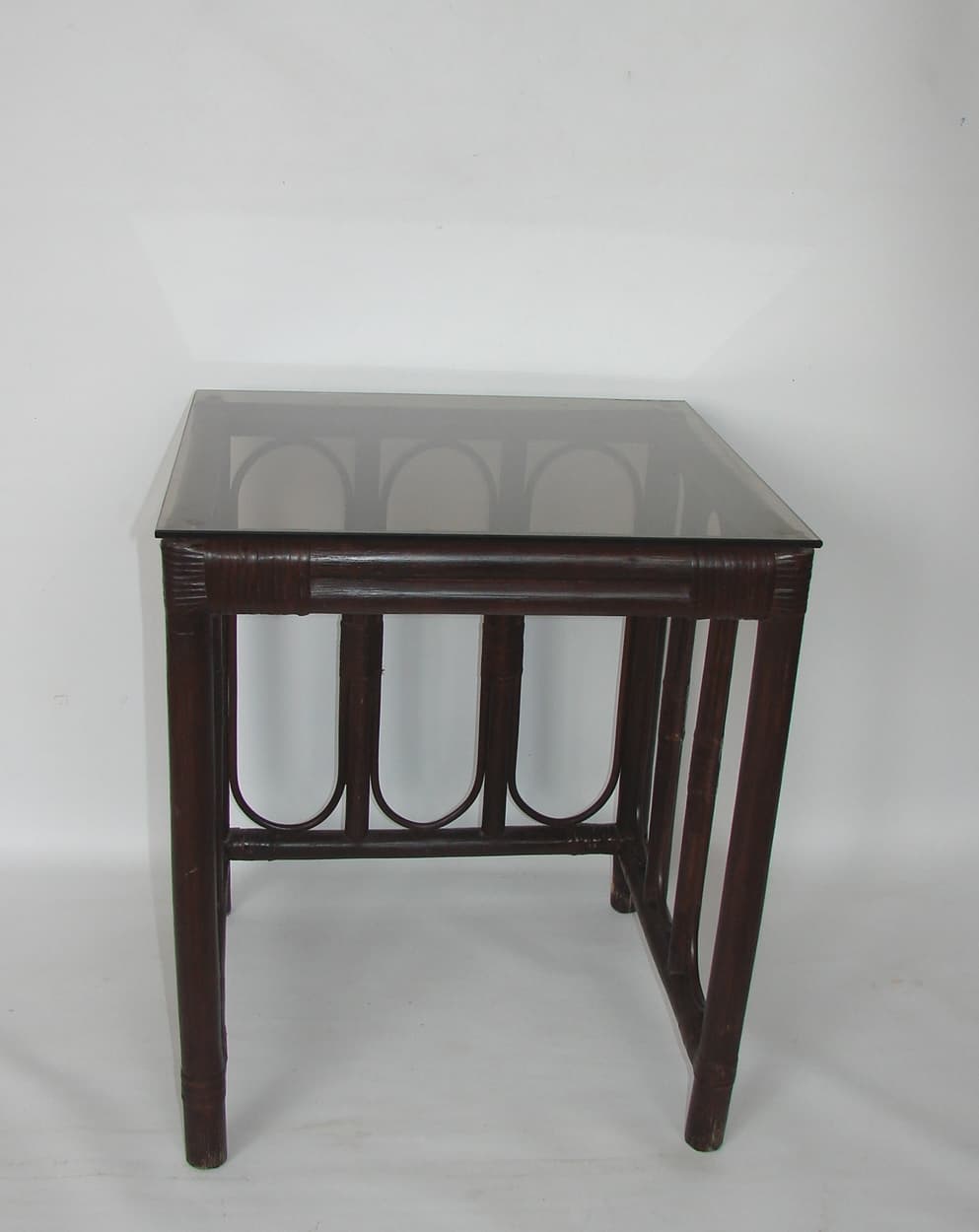 Stolik pomocniczy, rattan brązowy ciemny, szkło przyciemniane, lata 70. - 192381