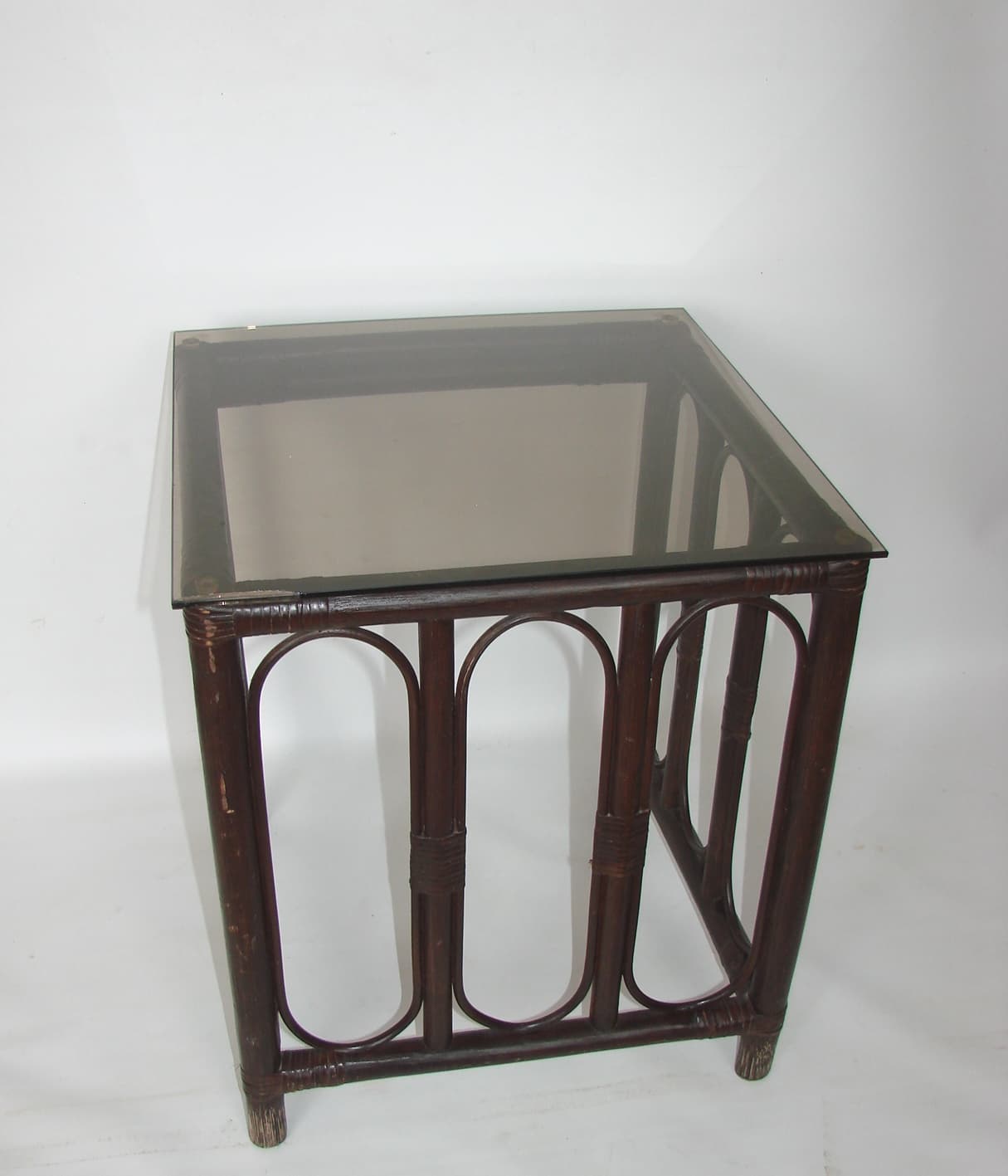 Stolik pomocniczy, rattan brązowy ciemny, szkło przyciemniane, lata 70. - 192384