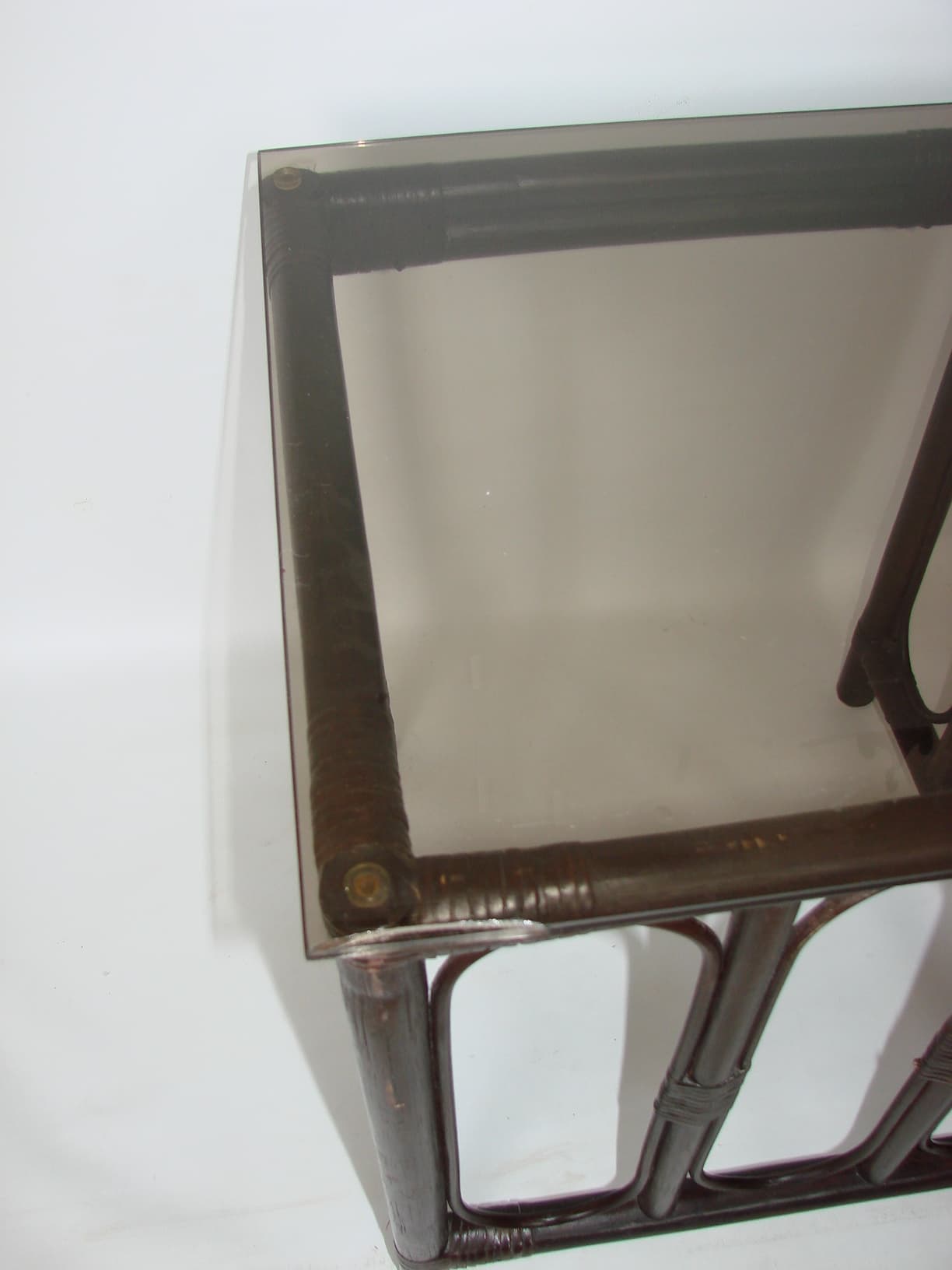 Stolik pomocniczy, rattan brązowy ciemny, szkło przyciemniane, lata 70. - 192385