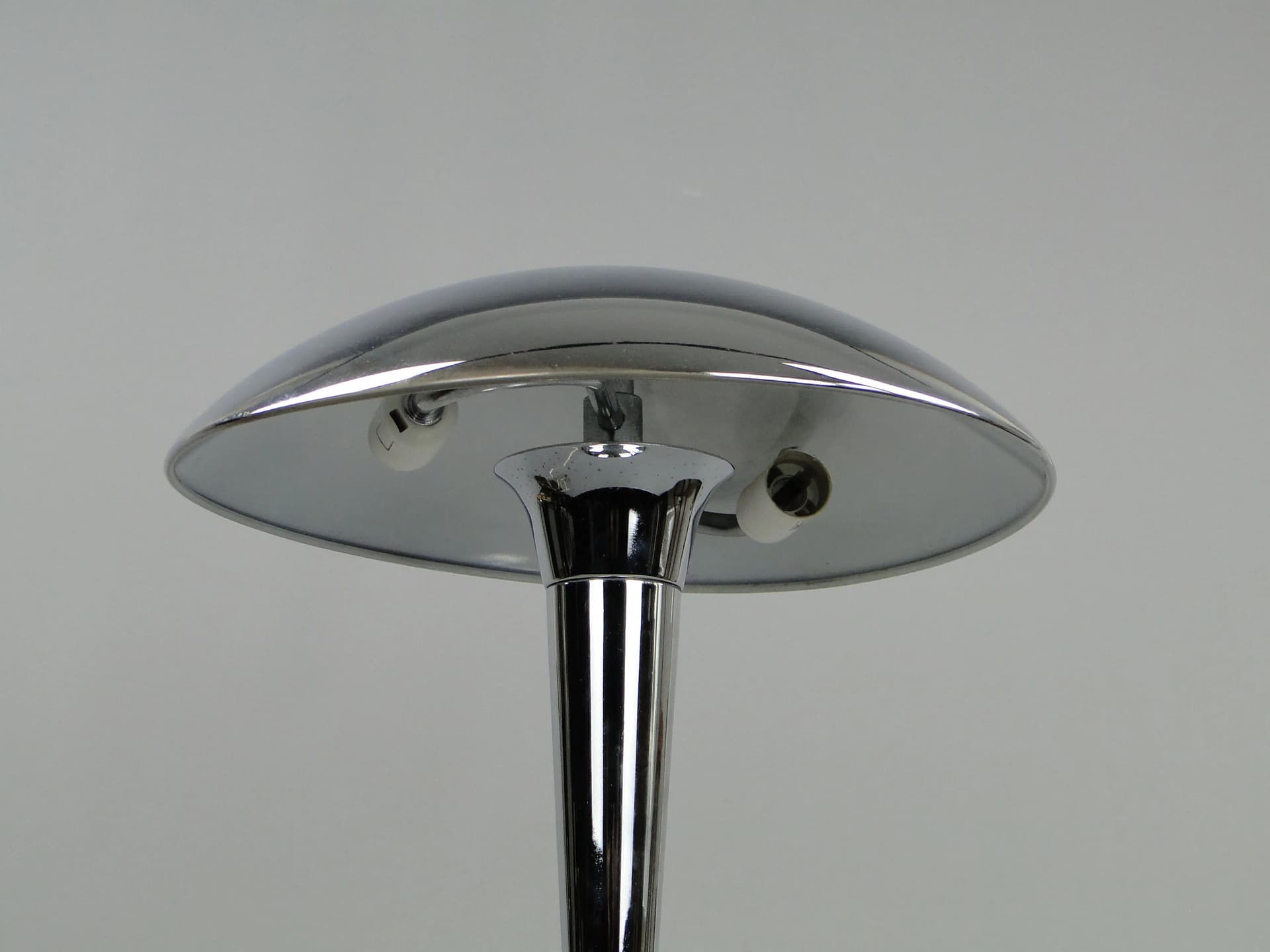 Lampa stołowa Art Deco, metal chrom srebrny, Włochy, lata 80. - 13382