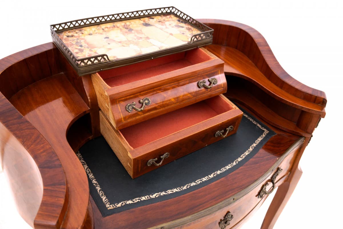 Biurko damskie, styl Ludwika XV, orzech brązowy, skóra czarna, mosiądz złoty, marmur kremowy, Francja, początek XX w. - 192858