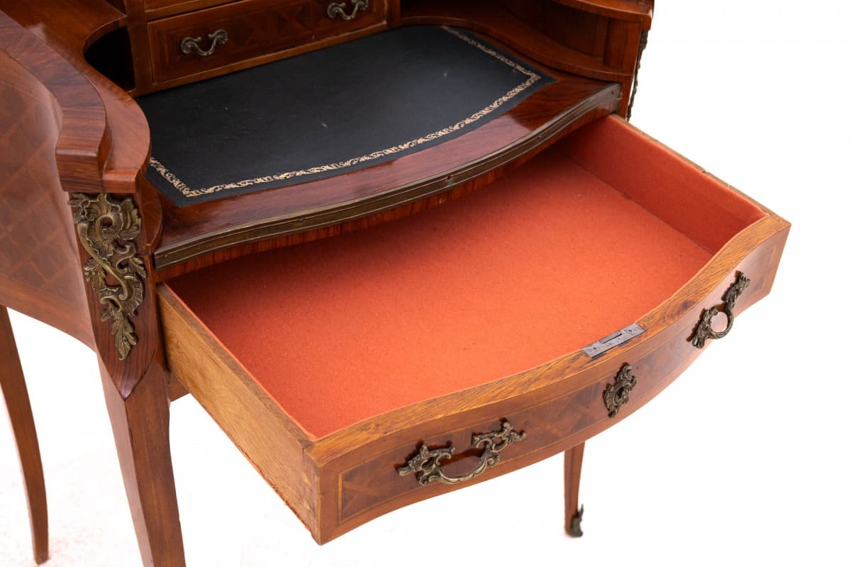 Biurko damskie, styl Ludwika XV, orzech brązowy, skóra czarna, mosiądz złoty, marmur kremowy, Francja, początek XX w. - 192859