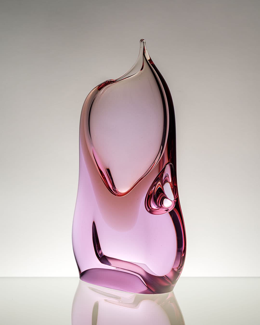 Forma szklana, liliowy, szkło neodymowe, proj. J. Cvrcek, M. Klinger, Czechosłowacja, lata 70. - 193423