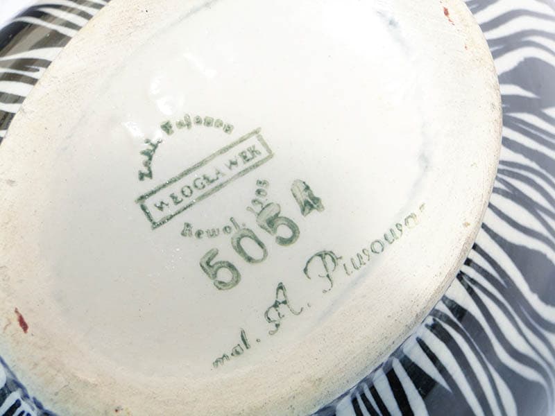 Bonbonniere, model 5054, white ceramics, hand-painted by A. Piwowarska, Włocławek, Poland, 1950s - 193631