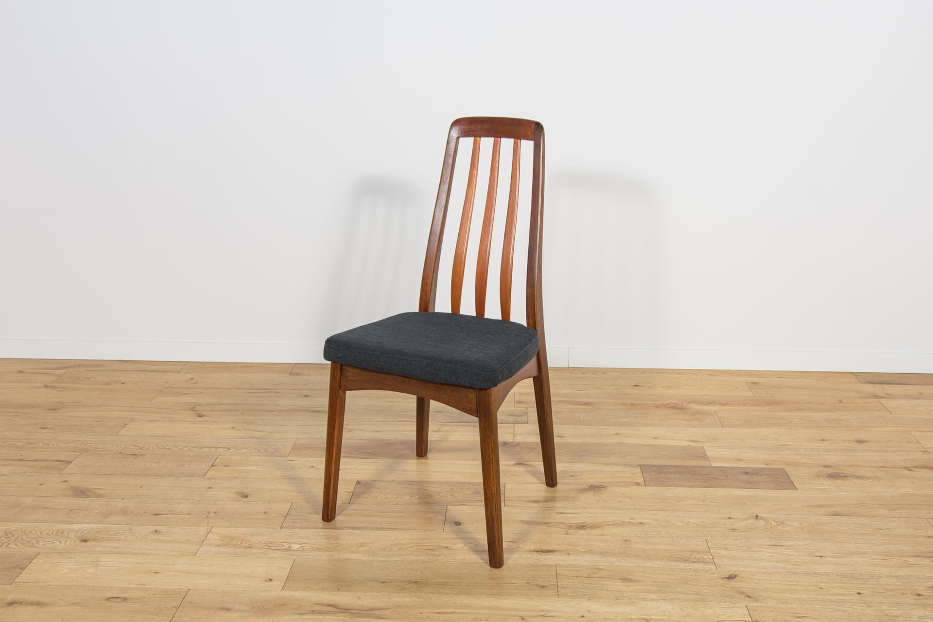 Komplet czterech krzeseł i dwóch foteli, drewno tekowe brąz ciemny, Wielka Brytania, lata 60. - 193831