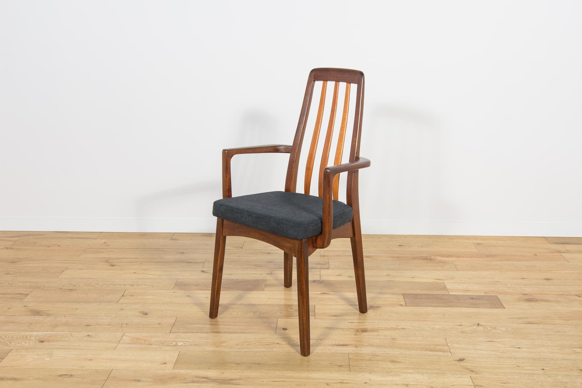 Komplet czterech krzeseł i dwóch foteli, drewno tekowe brąz ciemny, Wielka Brytania, lata 60. - 193828