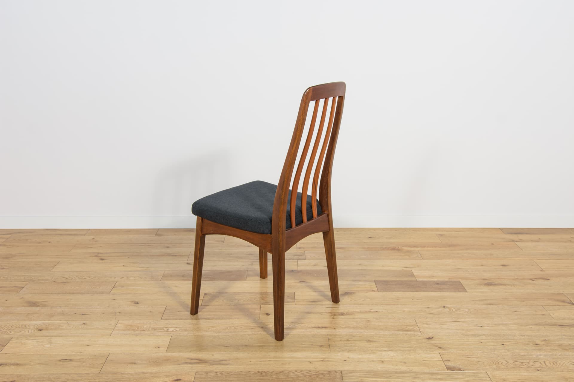 Komplet czterech krzeseł i dwóch foteli, drewno tekowe brąz ciemny, Wielka Brytania, lata 60. - 193832