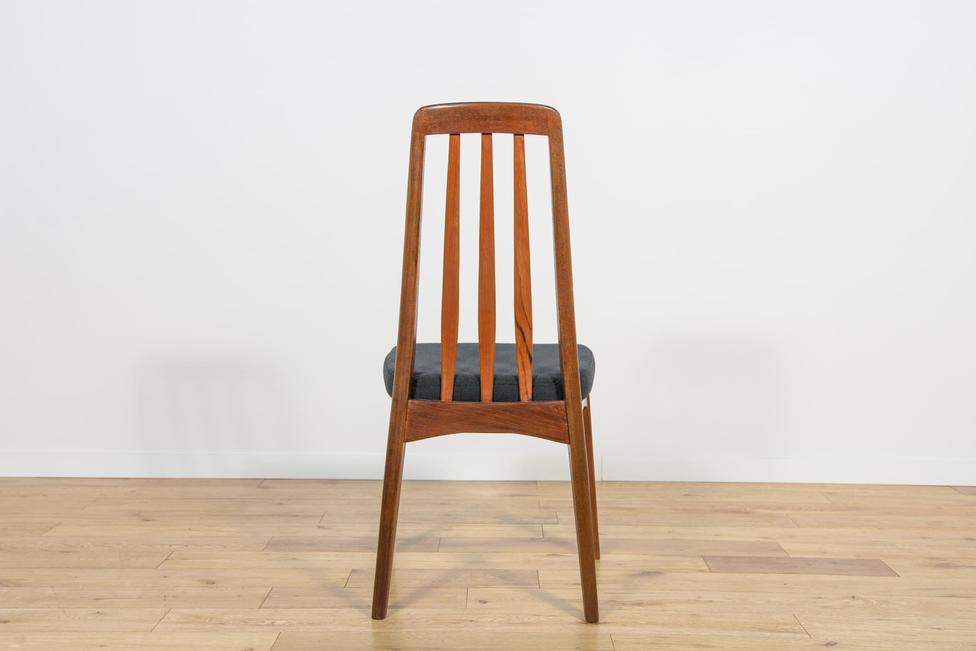 Komplet czterech krzeseł i dwóch foteli, drewno tekowe brąz ciemny, Wielka Brytania, lata 60. - 193833