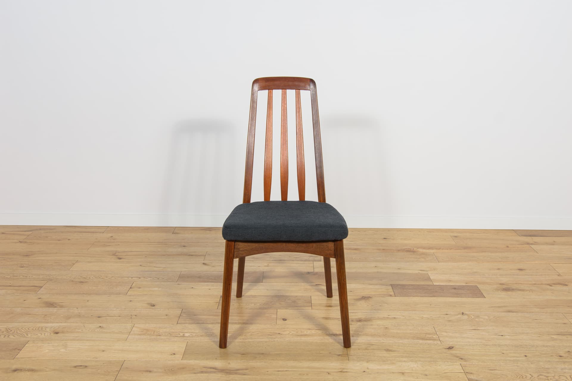 Komplet czterech krzeseł i dwóch foteli, drewno tekowe brąz ciemny, Wielka Brytania, lata 60. - 193830