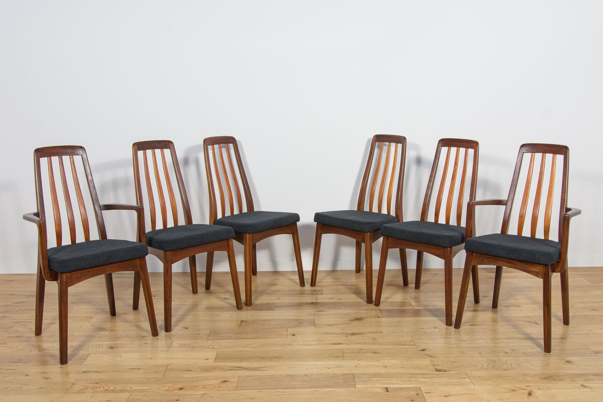 Komplet czterech krzeseł i dwóch foteli, drewno tekowe brąz ciemny, Wielka Brytania, lata 60. - 193823