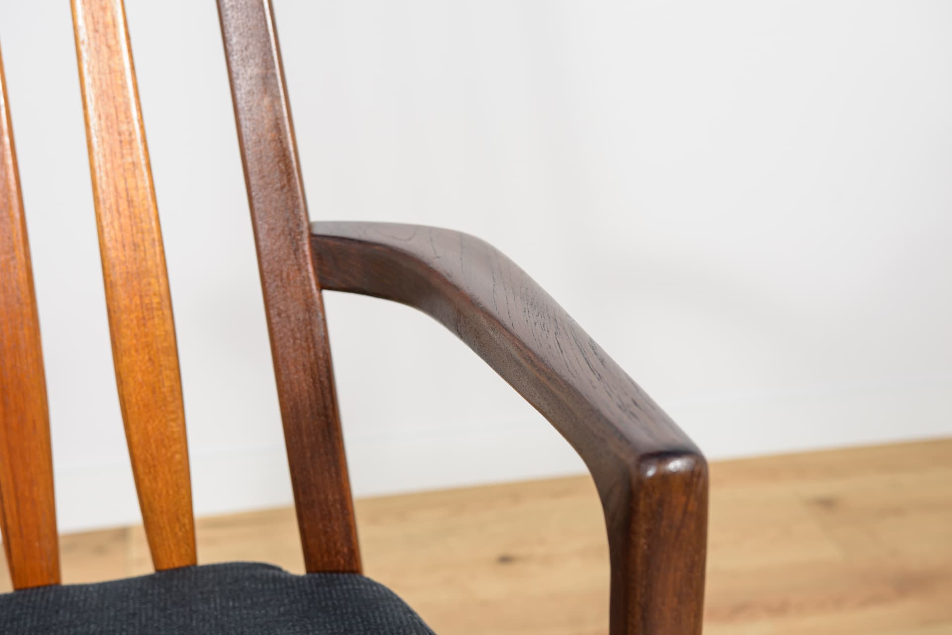 Komplet czterech krzeseł i dwóch foteli, drewno tekowe brąz ciemny, Wielka Brytania, lata 60. - 193834