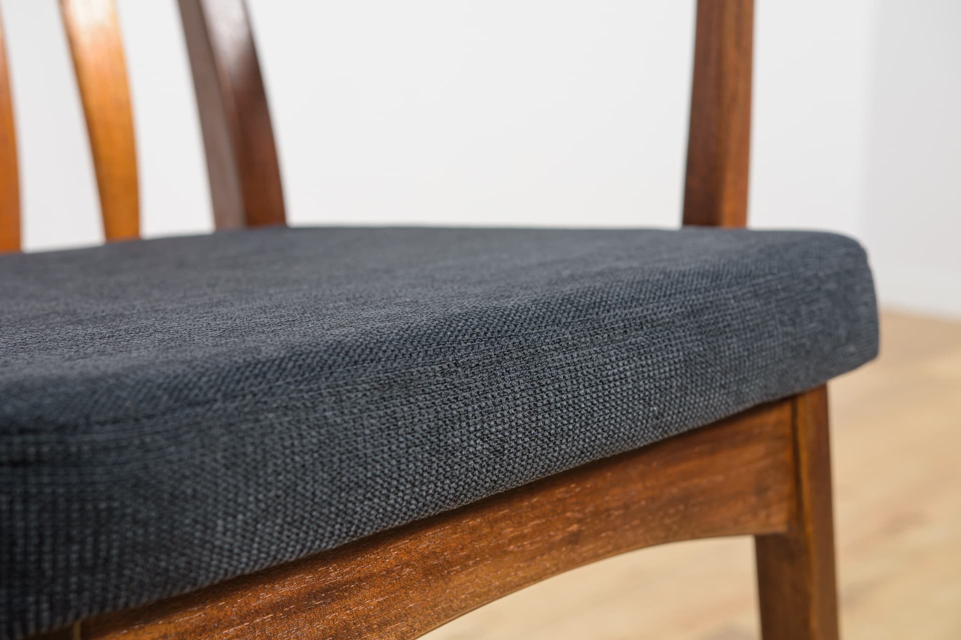 Komplet czterech krzeseł i dwóch foteli, drewno tekowe brąz ciemny, Wielka Brytania, lata 60. - 193835