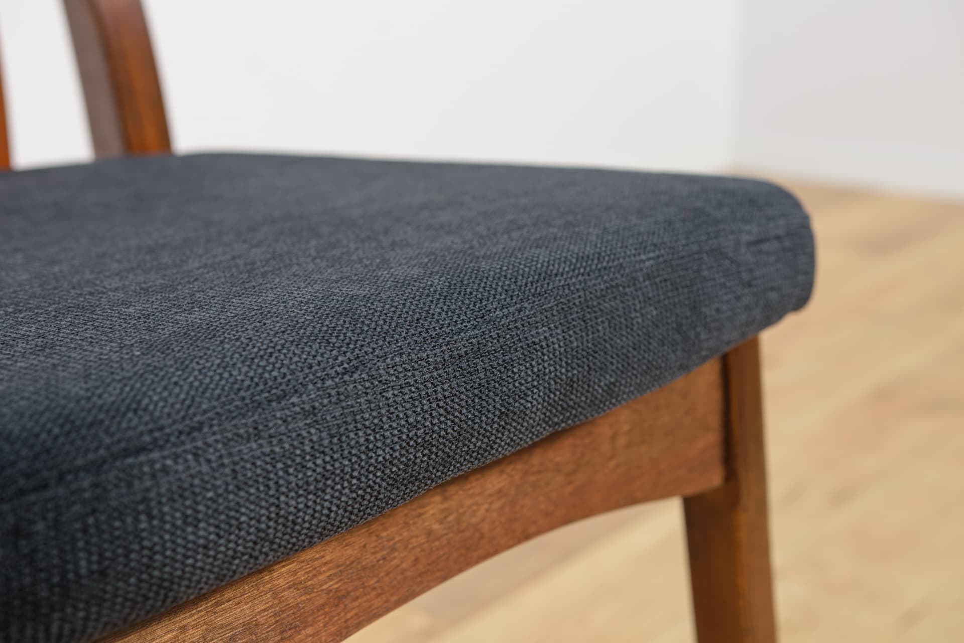 Komplet czterech krzeseł i dwóch foteli, drewno tekowe brąz ciemny, Wielka Brytania, lata 60. - 193836