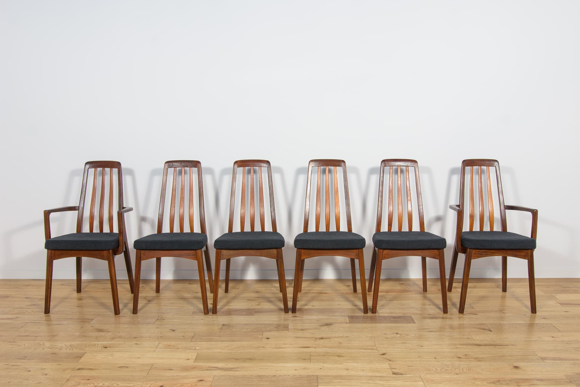 Komplet czterech krzeseł i dwóch foteli, drewno tekowe brąz ciemny, Wielka Brytania, lata 60. - 193824