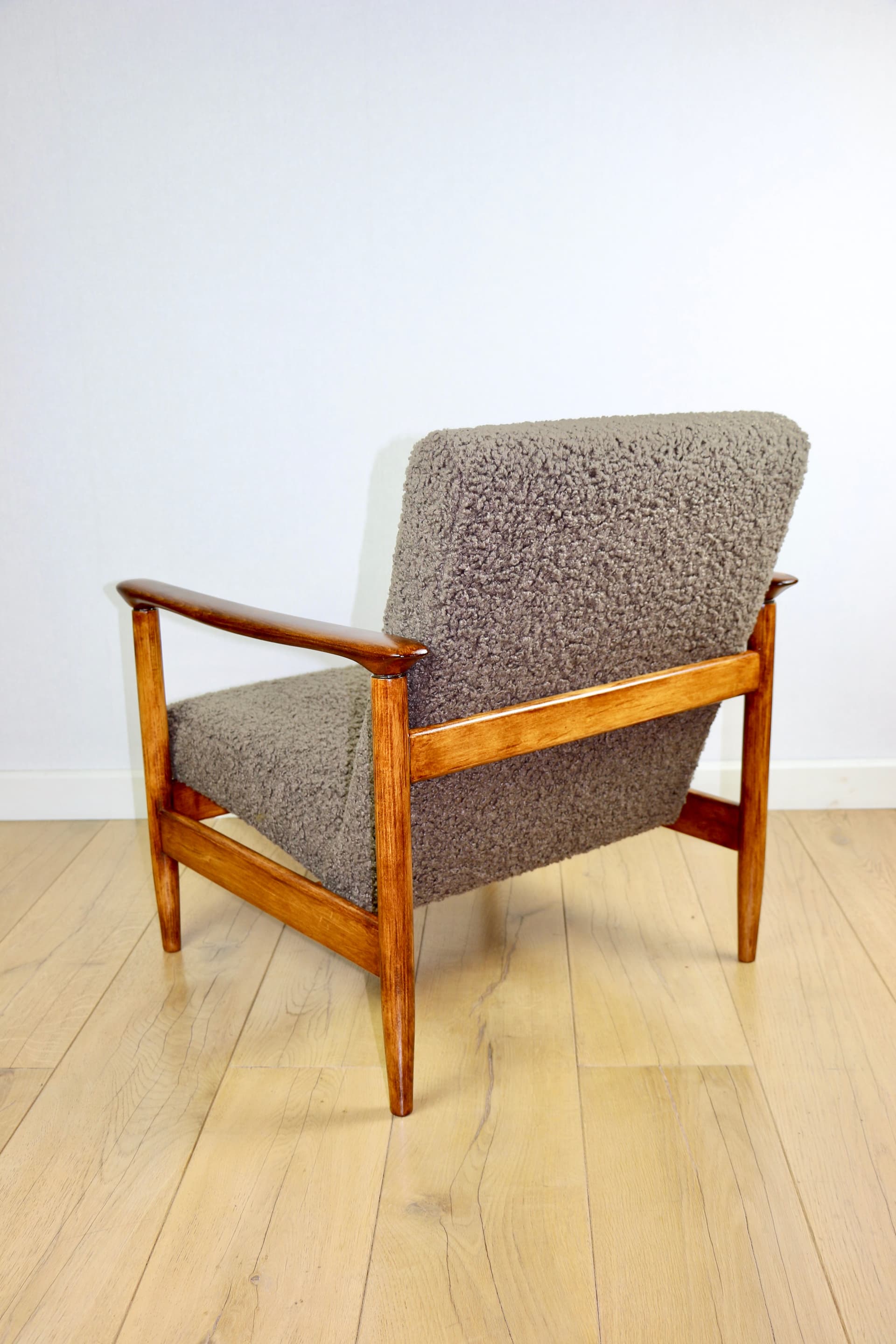 Fotel GFM-142, bouclé brązowy ciemny, drewno, proj. E. Homa, Polska, lata 70. - 193903