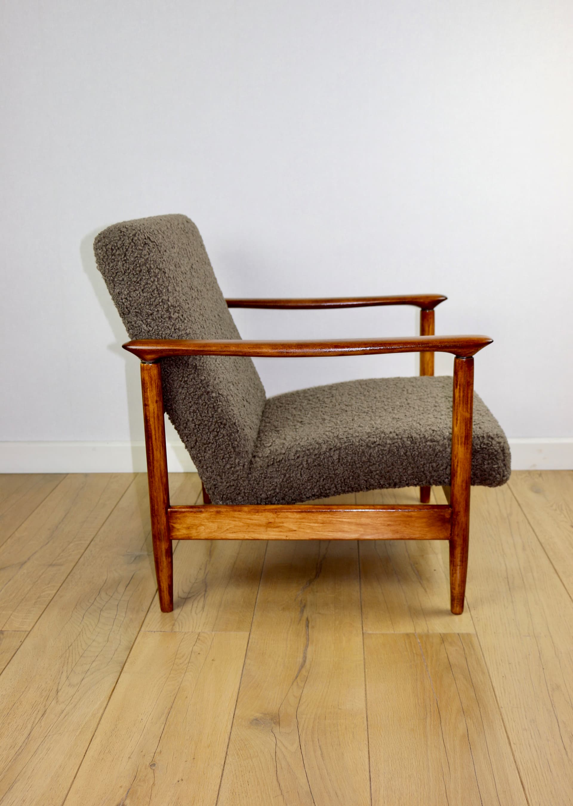 Fotel GFM-142, bouclé brązowy ciemny, drewno, proj. E. Homa, Polska, lata 70. - 193906