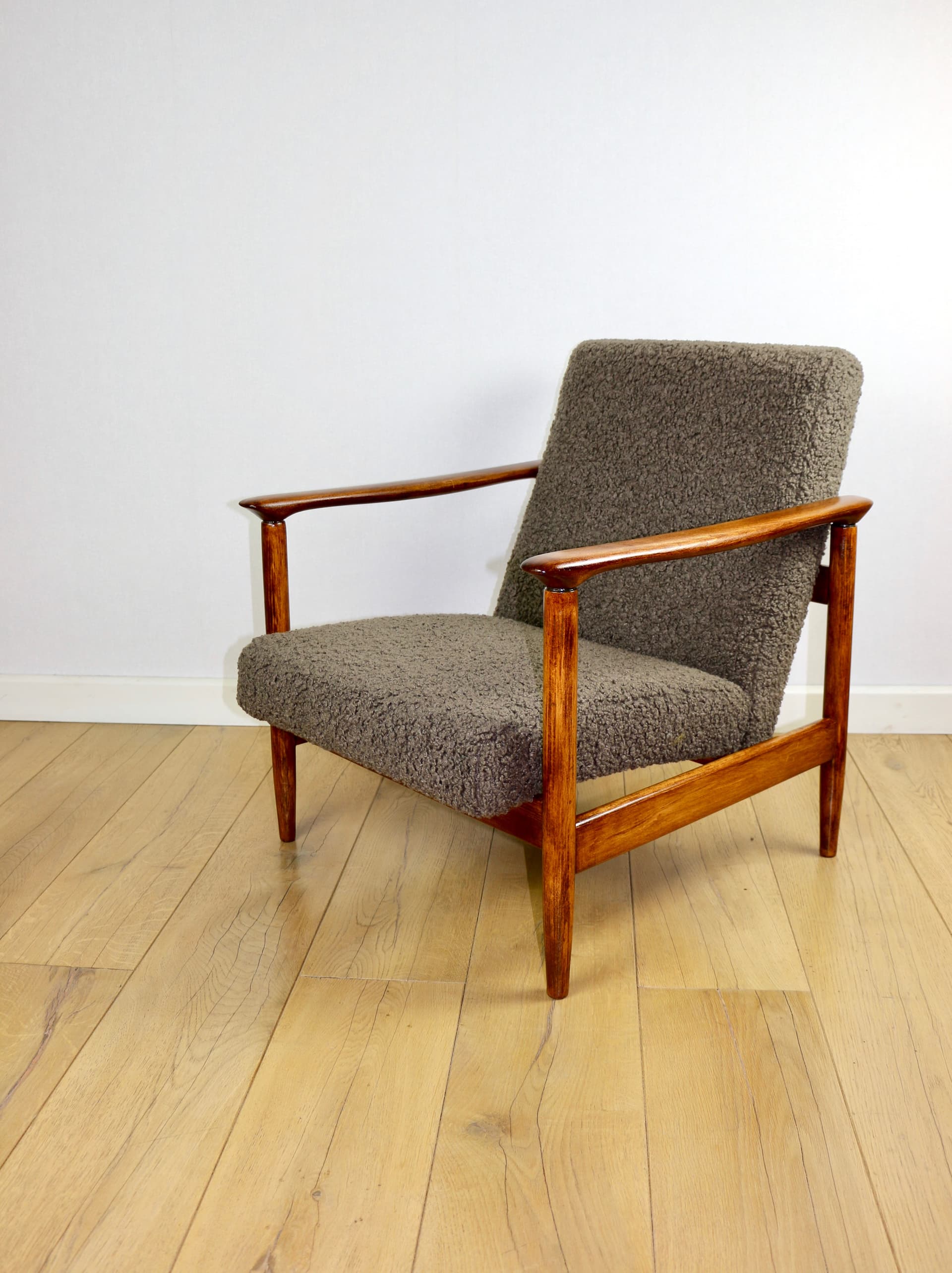 Fotel GFM-142, bouclé brązowy ciemny, drewno, proj. E. Homa, Polska, lata 70. - 193901