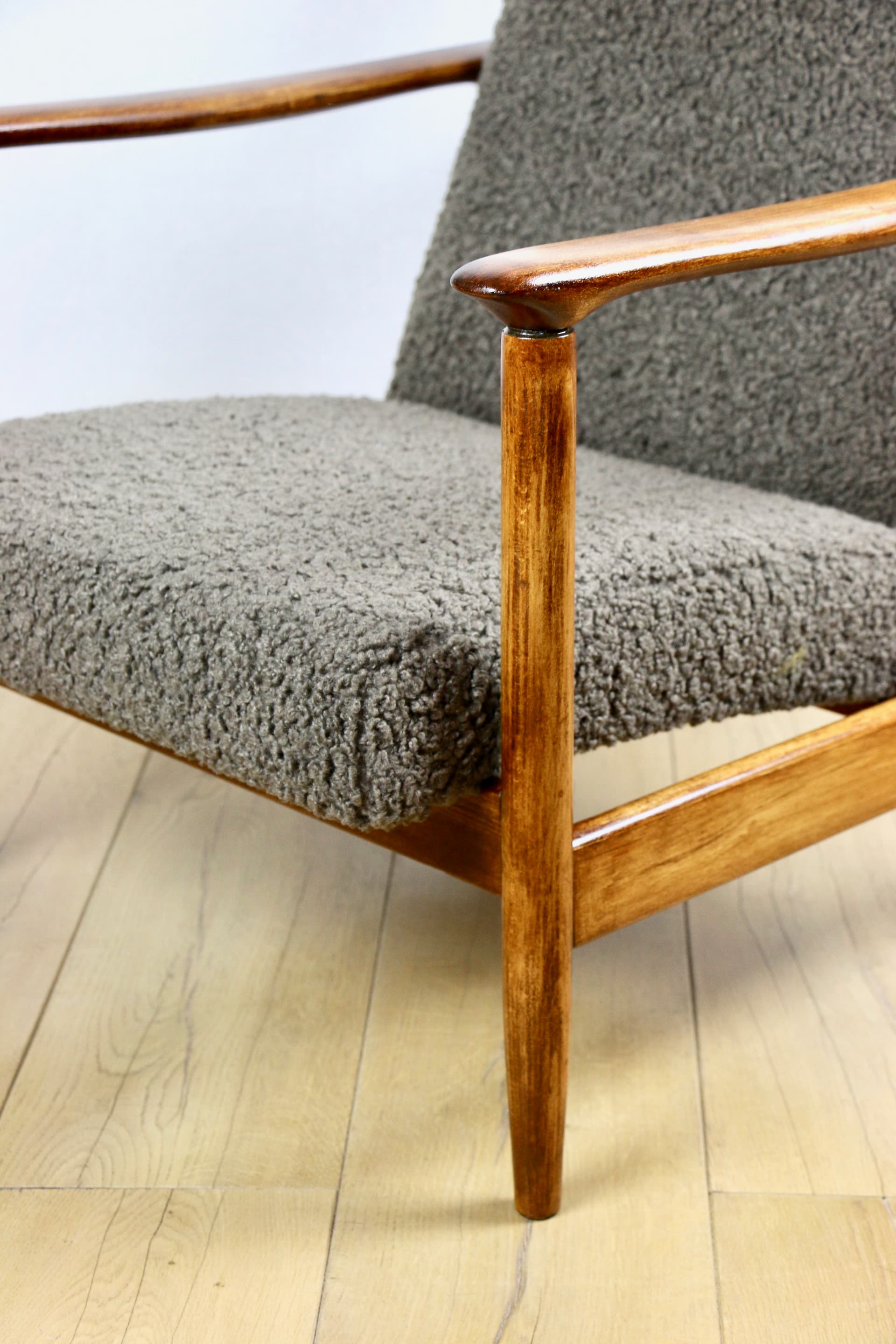 Fotel GFM-142, bouclé brązowy ciemny, drewno, proj. E. Homa, Polska, lata 70. - 193900