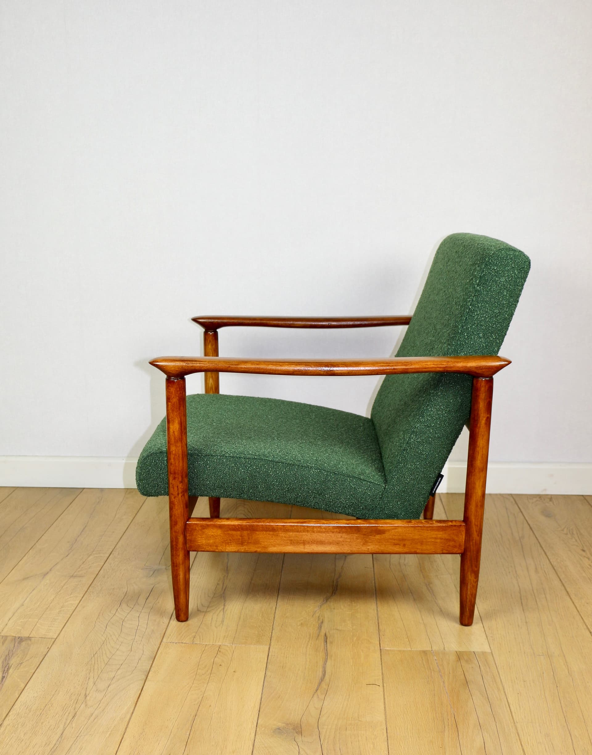 Fotel GFM-142, bouclé zielony, drewno, proj. E. Homa, Polska, lata 70. - 193909