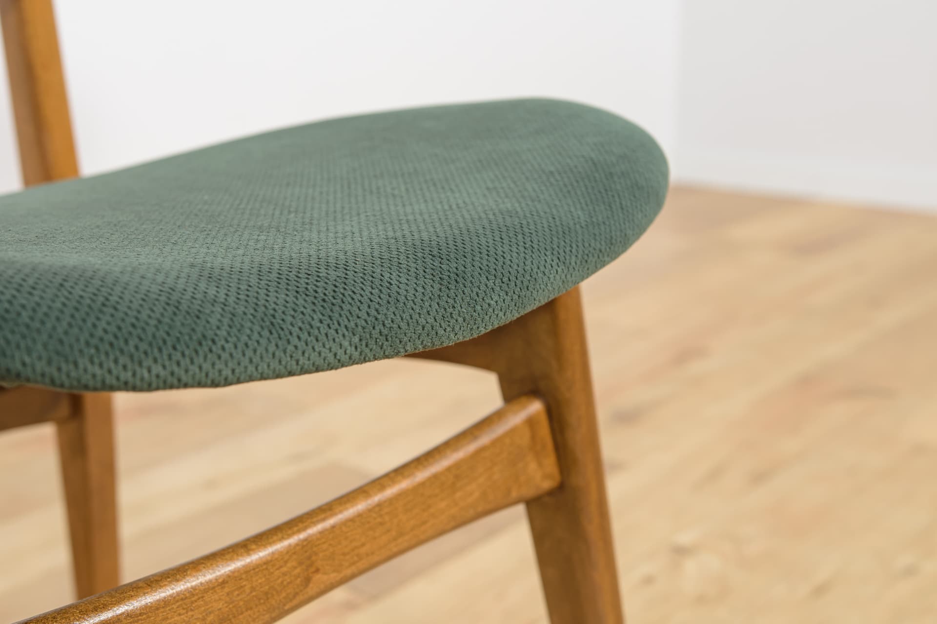 Komplet czterech krzeseł Librenza, beech brązowy, teak brązowy, tkanina zielona, G-Plan, Wielka Brytania, lata 60. - 194761