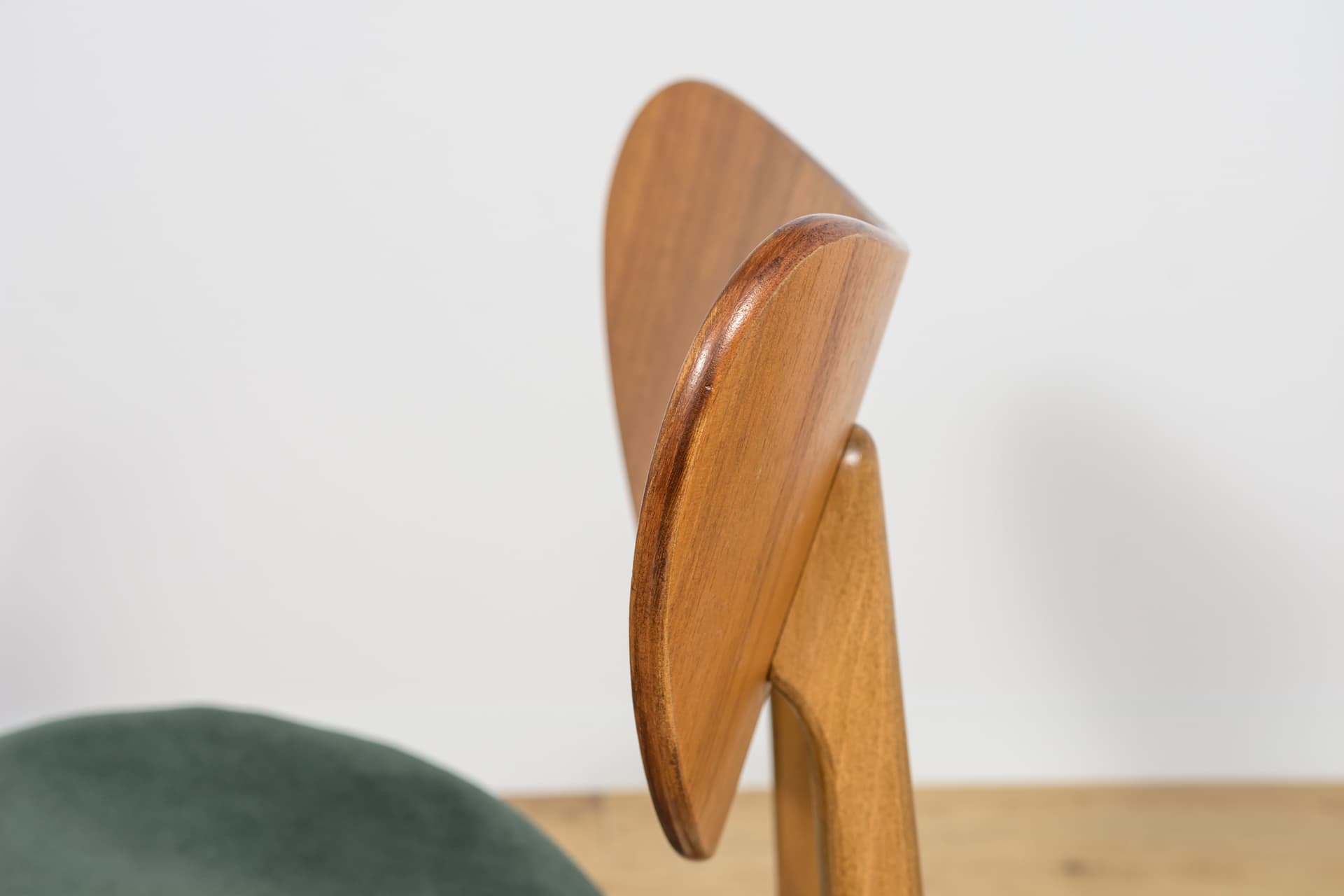 Komplet czterech krzeseł Librenza, beech brązowy, teak brązowy, tkanina zielona, G-Plan, Wielka Brytania, lata 60. - 194762