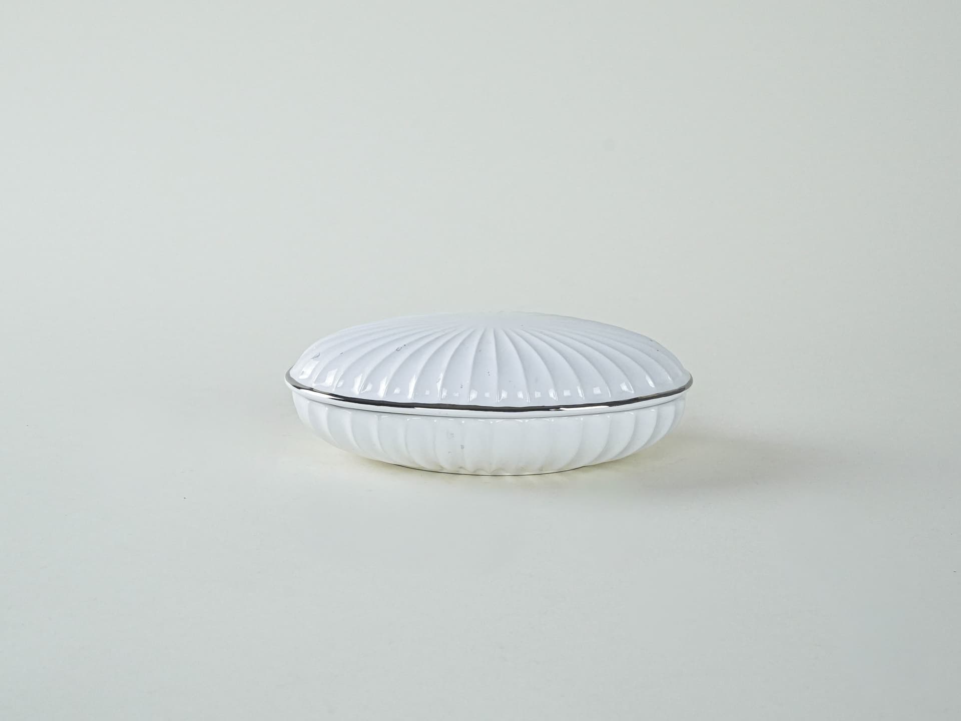 Trinket box shell, ivory white porcelain, Italy, 1970s. - 195231