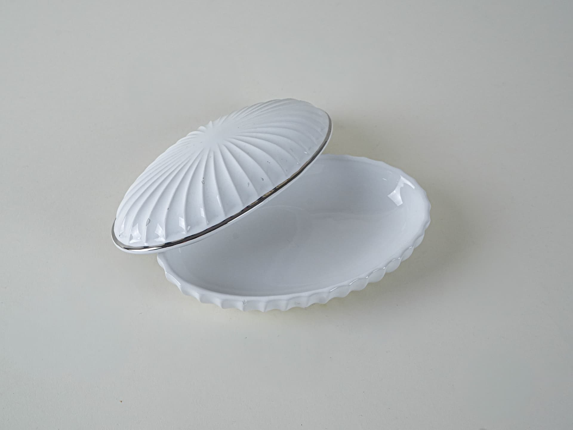 Trinket box shell, ivory white porcelain, Italy, 1970s. - 195234