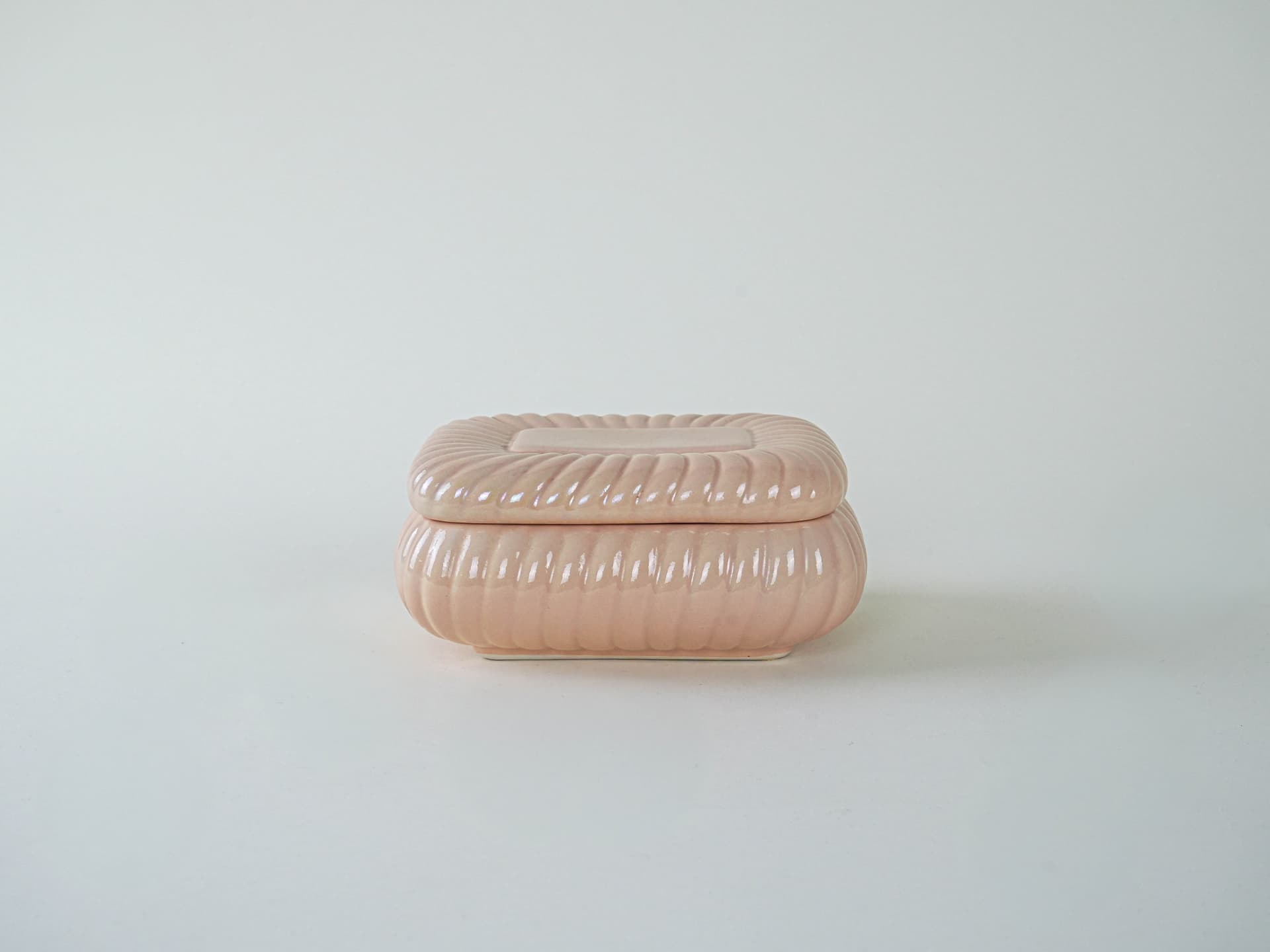 Jewelry box, salmon pink, ceramic, Italy, 1970s. - 195279