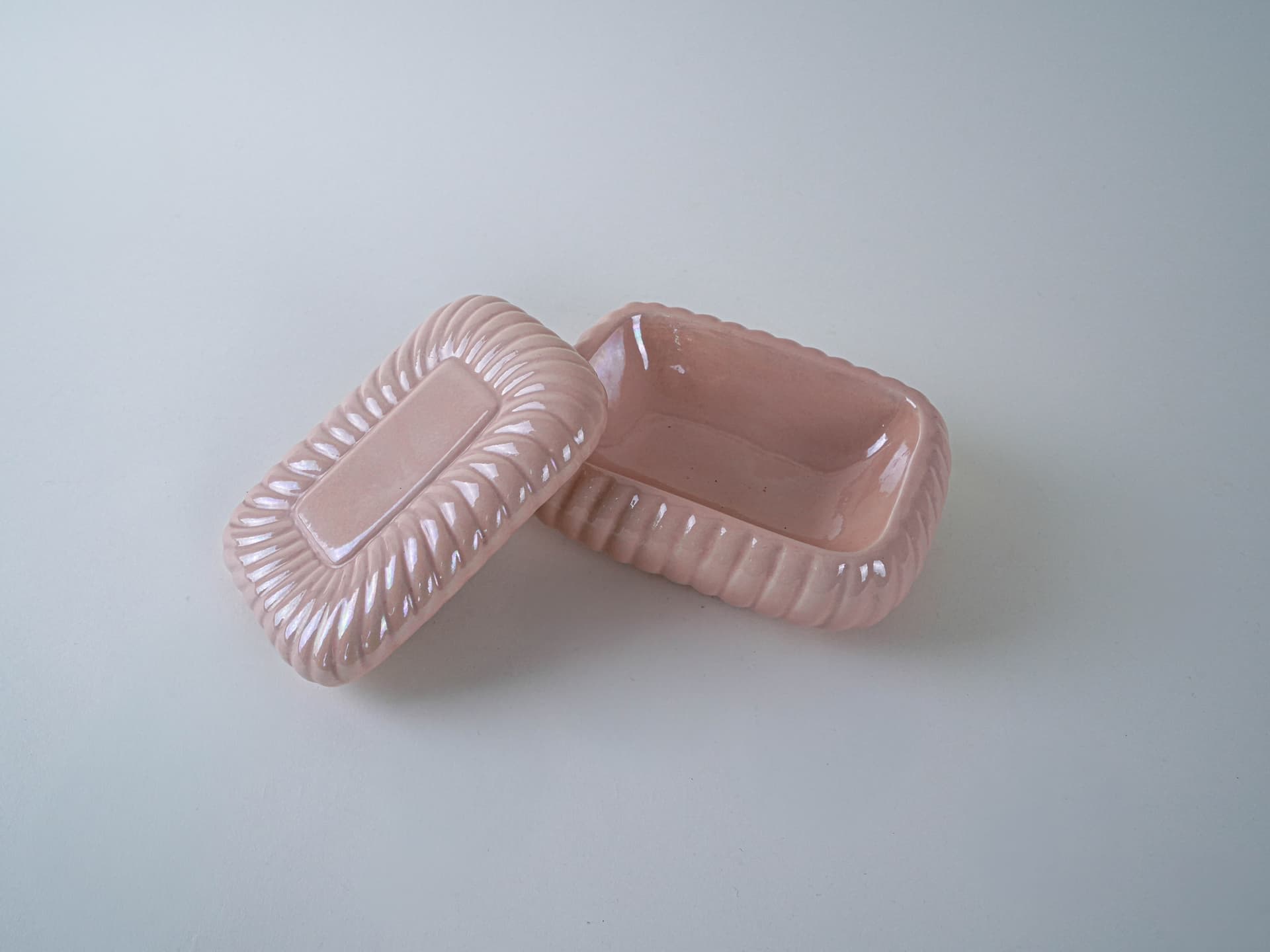 Jewelry box, salmon pink, ceramic, Italy, 1970s. - 195281