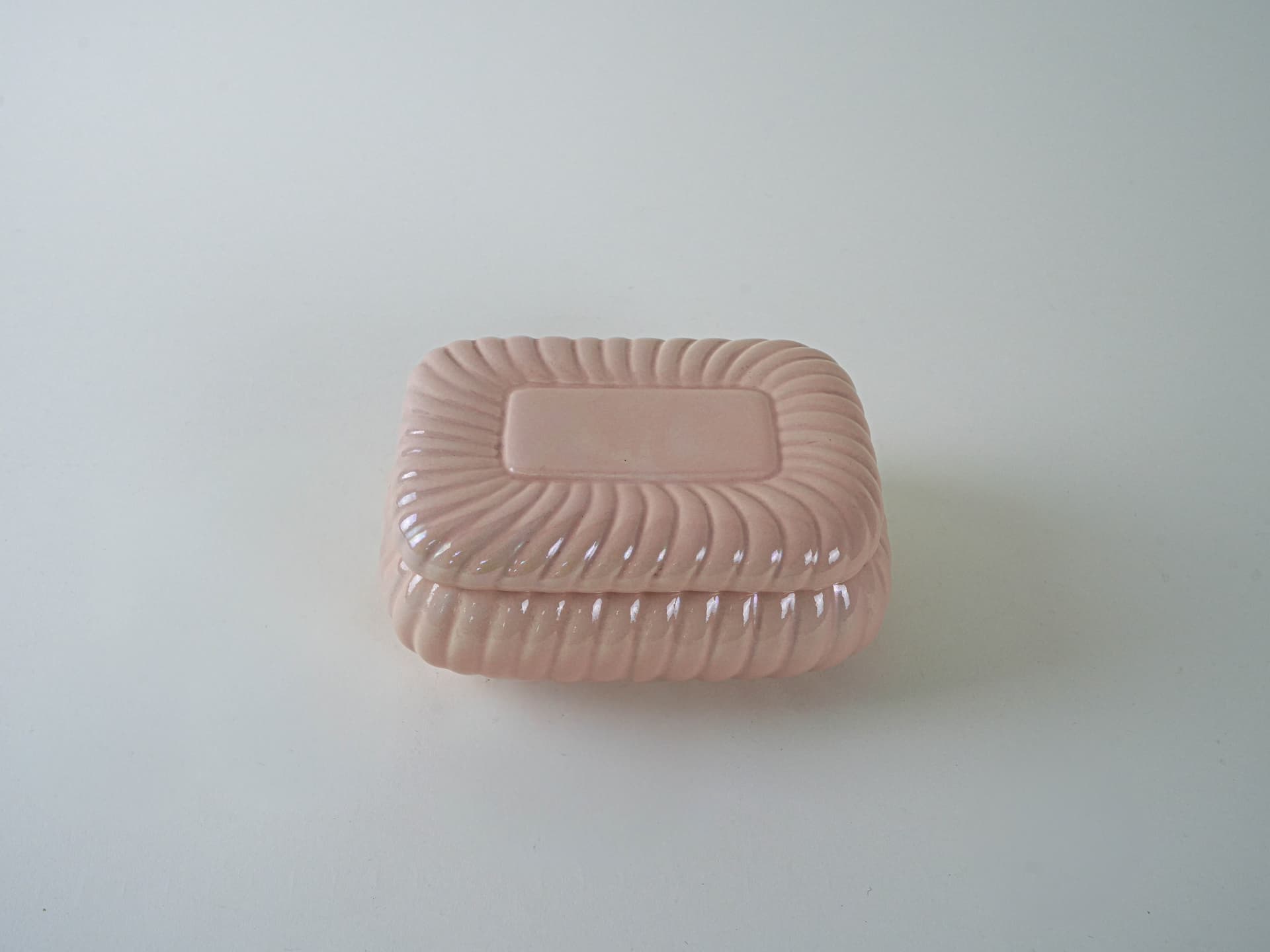 Jewelry box, salmon pink, ceramic, Italy, 1970s. - 195280