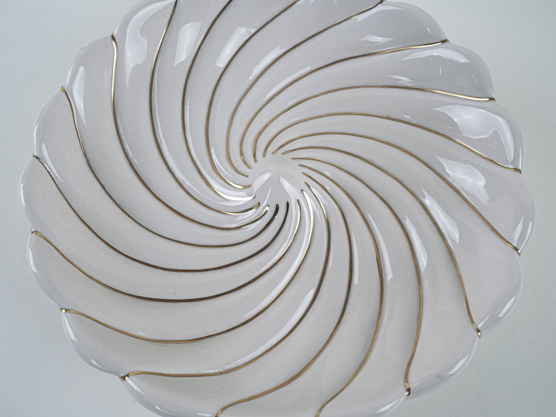 Decorative bowl, Postmodernism, ivory white ceramic, Italy, 1980s. - 195311