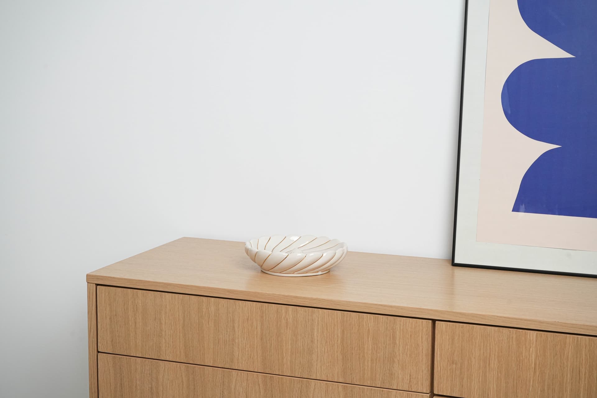 Decorative bowl, Postmodernism, ivory white ceramic, Italy, 1980s. - 195306