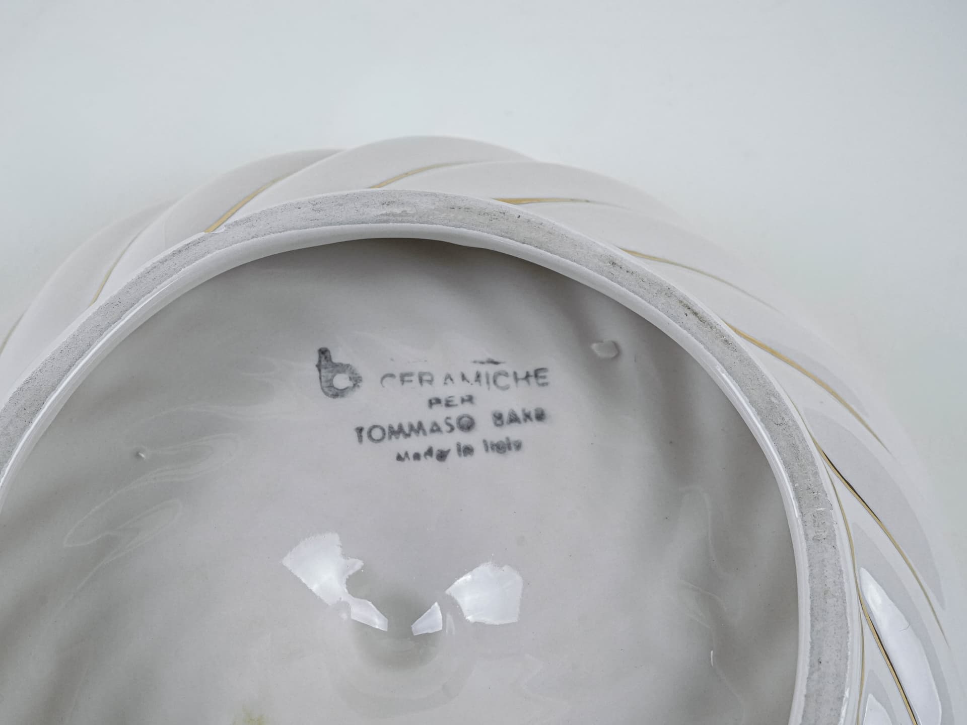 Decorative bowl, Postmodernism, ivory white ceramic, Italy, 1980s. - 195308