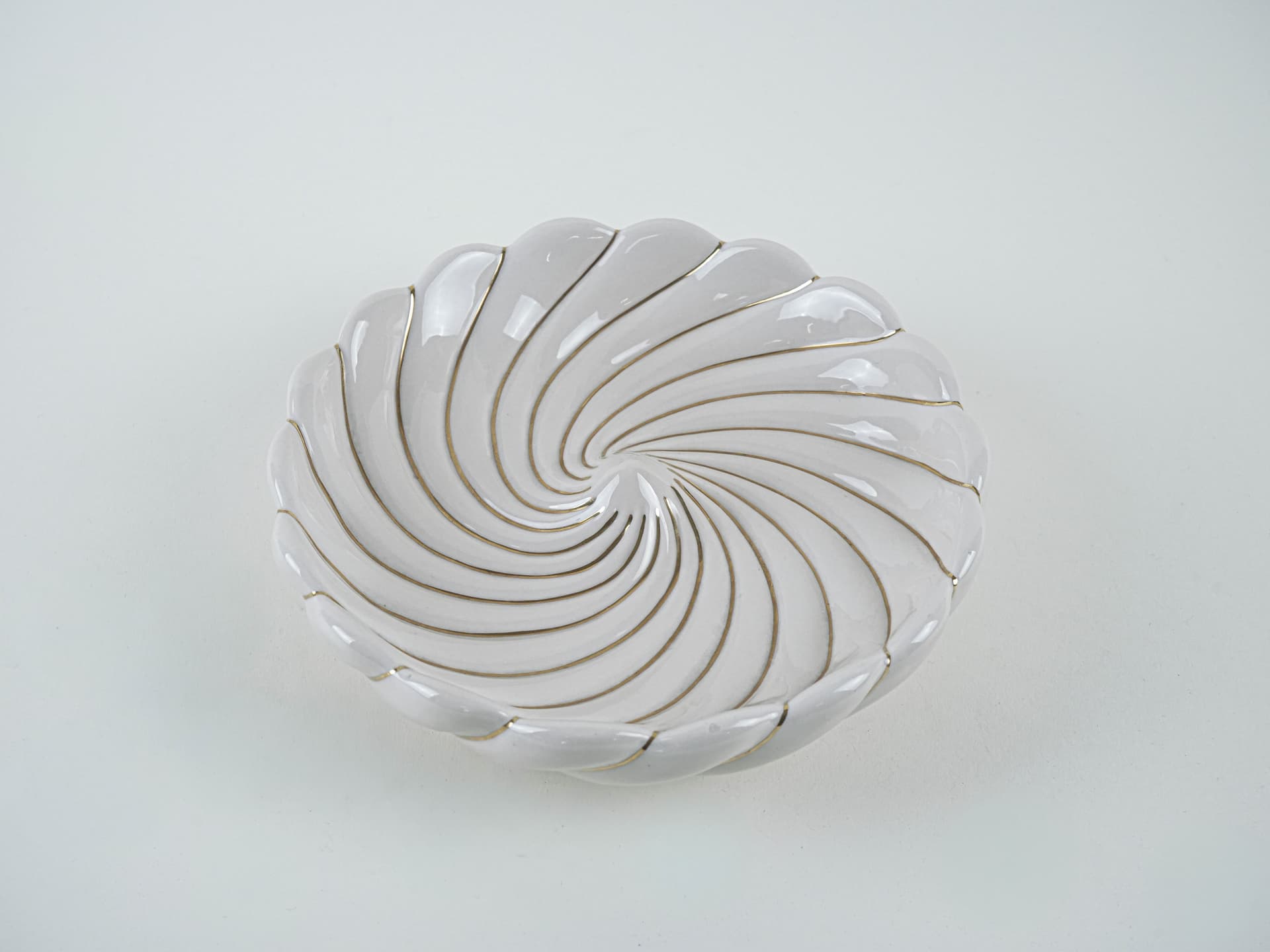 Decorative bowl, Postmodernism, ivory white ceramic, Italy, 1980s. - 195309